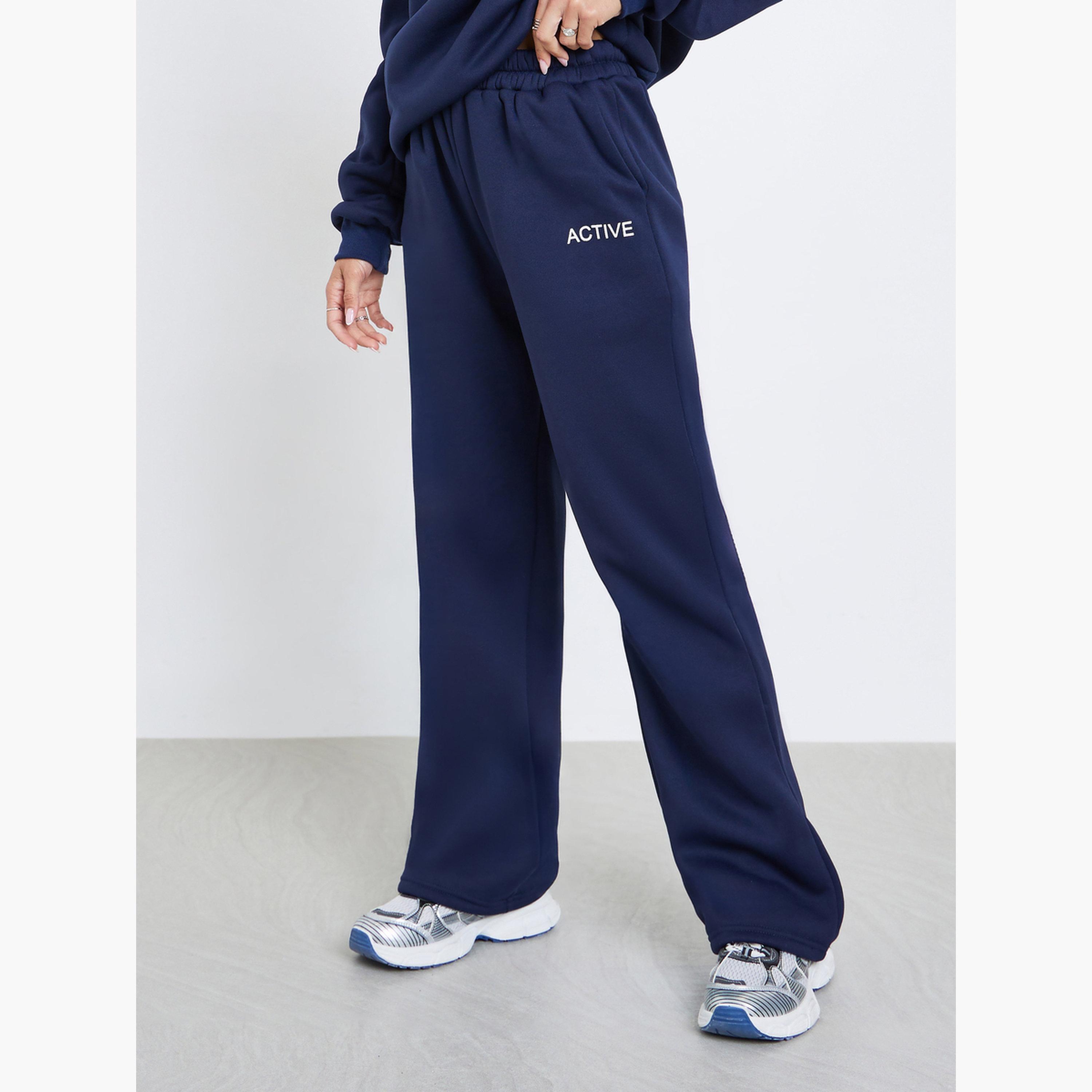 ستايلي - قميص رياضي بطبعة شعار وبنطال رياضي واسع الساق-women-clothing-coordsets-image-4