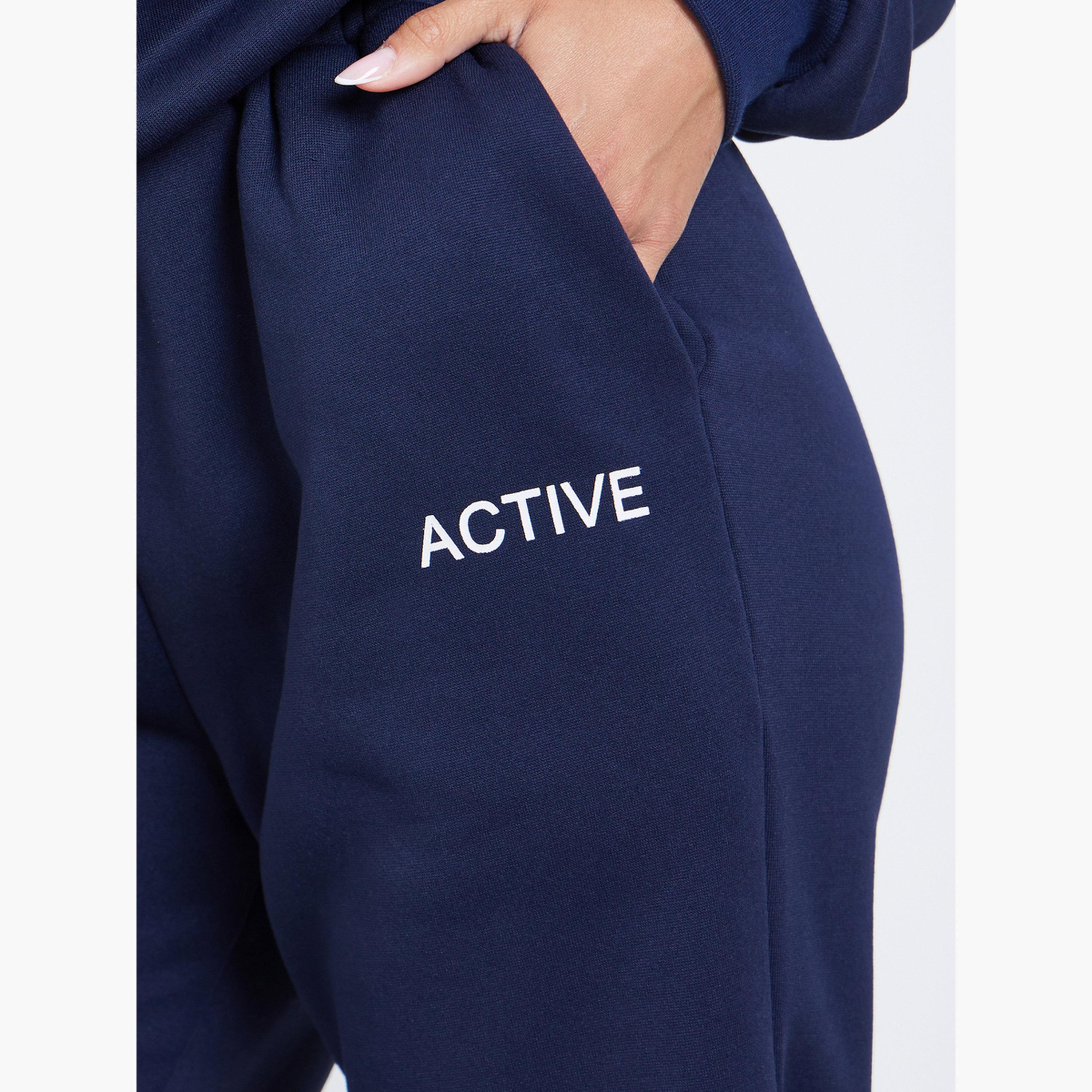 ستايلي - قميص رياضي بطبعة شعار وبنطال رياضي واسع الساق-women-clothing-coordsets-image-5