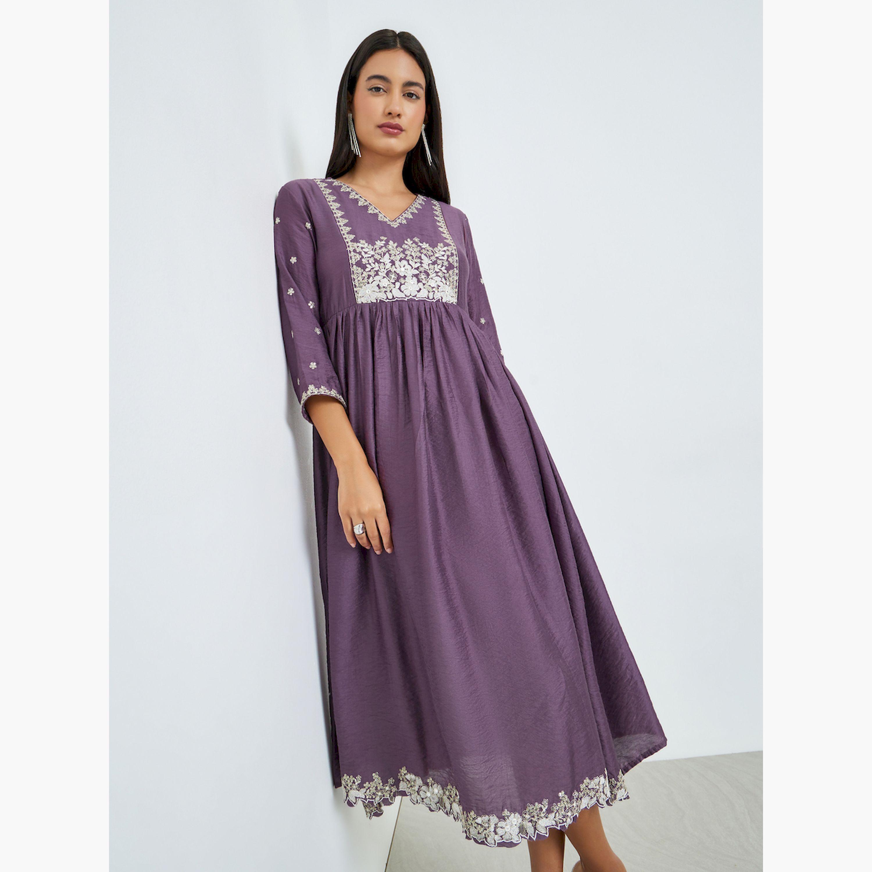 فستان ميدي مطرز بحافة واسعة وأكمام 3/4-women-clothing-dresses-image-1