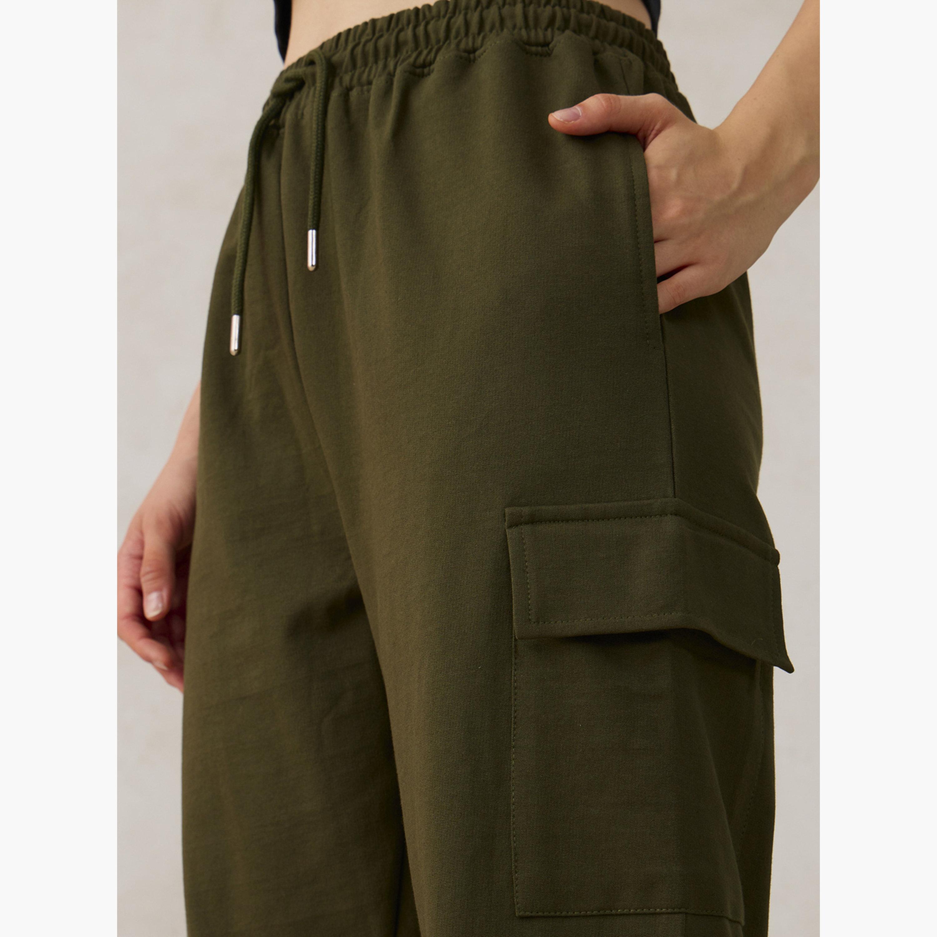 أوتزيدر × ستايلي - بنطال رياضي كارغو واسع الساق بجيوب لون زيتوني-women-clothing-bottoms-joggers-image-3
