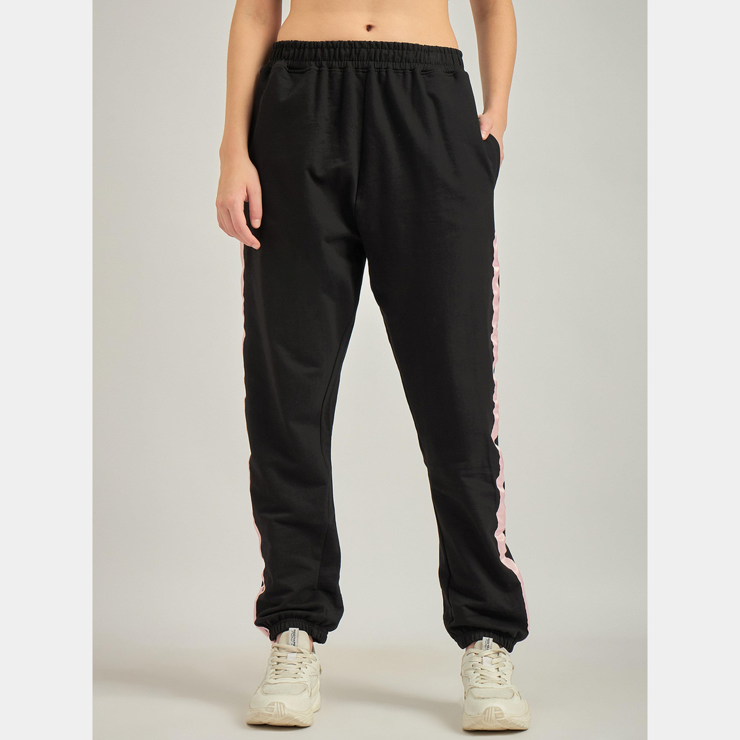 أوتزيدر × ستايلي - بنطال رياضي بشريط جانبي أسود-women-clothing-bottoms-joggers-image-1