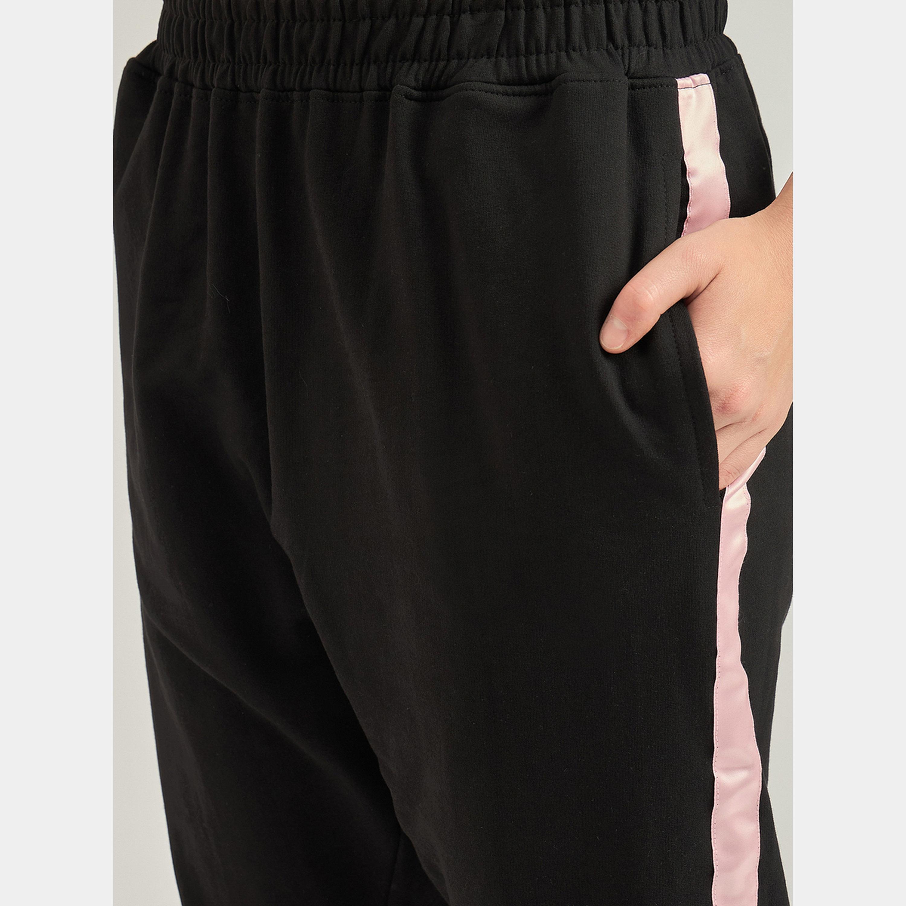 أوتزيدر × ستايلي - بنطال رياضي بشريط جانبي أسود-women-clothing-bottoms-joggers-image-4