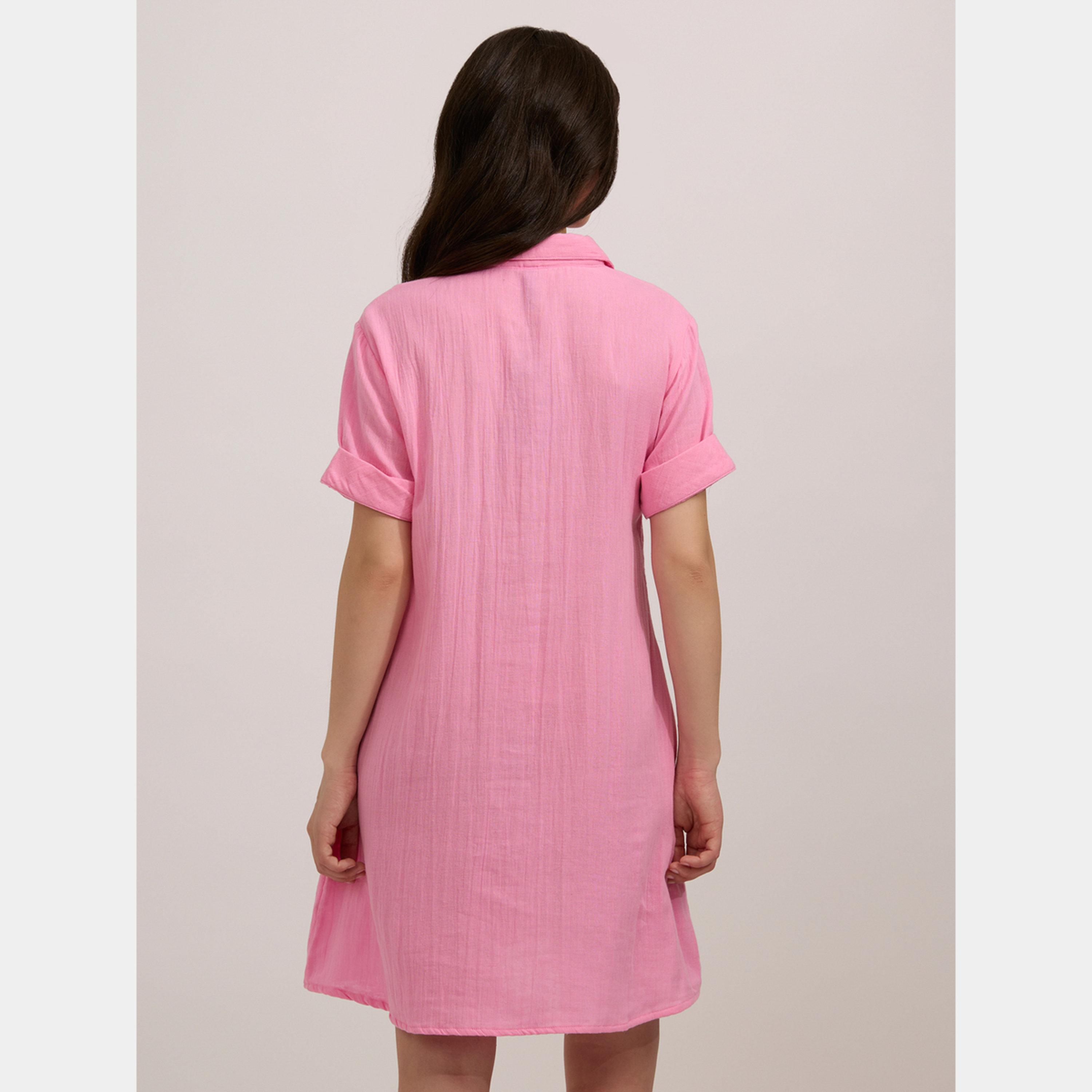 أوتزيدر × ستايلي - فستان نسائي قصير من القطن بأكمام قصيرة وياقة باللون الوردي-women-clothing-dresses-image-3