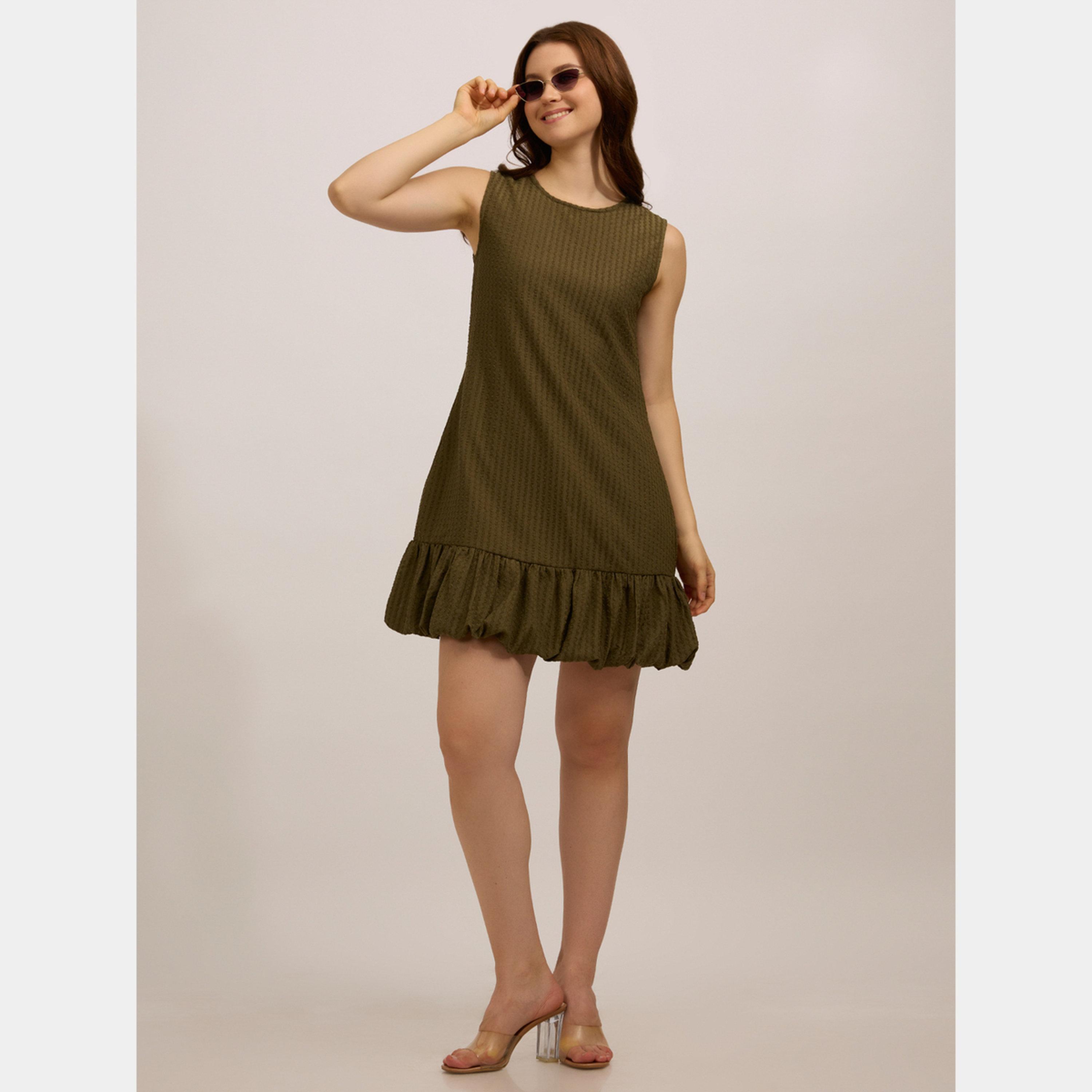 أوتزيدر × ستايلي - فستان نسائي قصير بدون أكمام ذو حافة منتفخة لون زيتوني-women-clothing-dresses-image-2