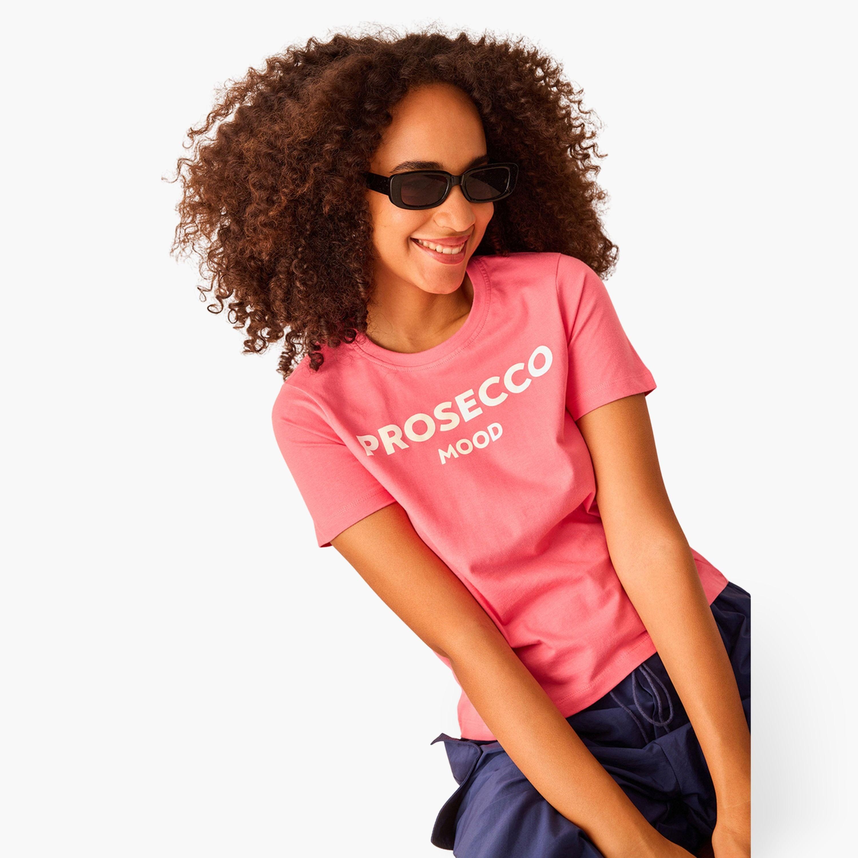 أوتزيدر × ستايلي - تي شيرت وردي برقبة دائرية ورسومات غرافيكية - قطن 100%-women-clothing-tshirts-image-1