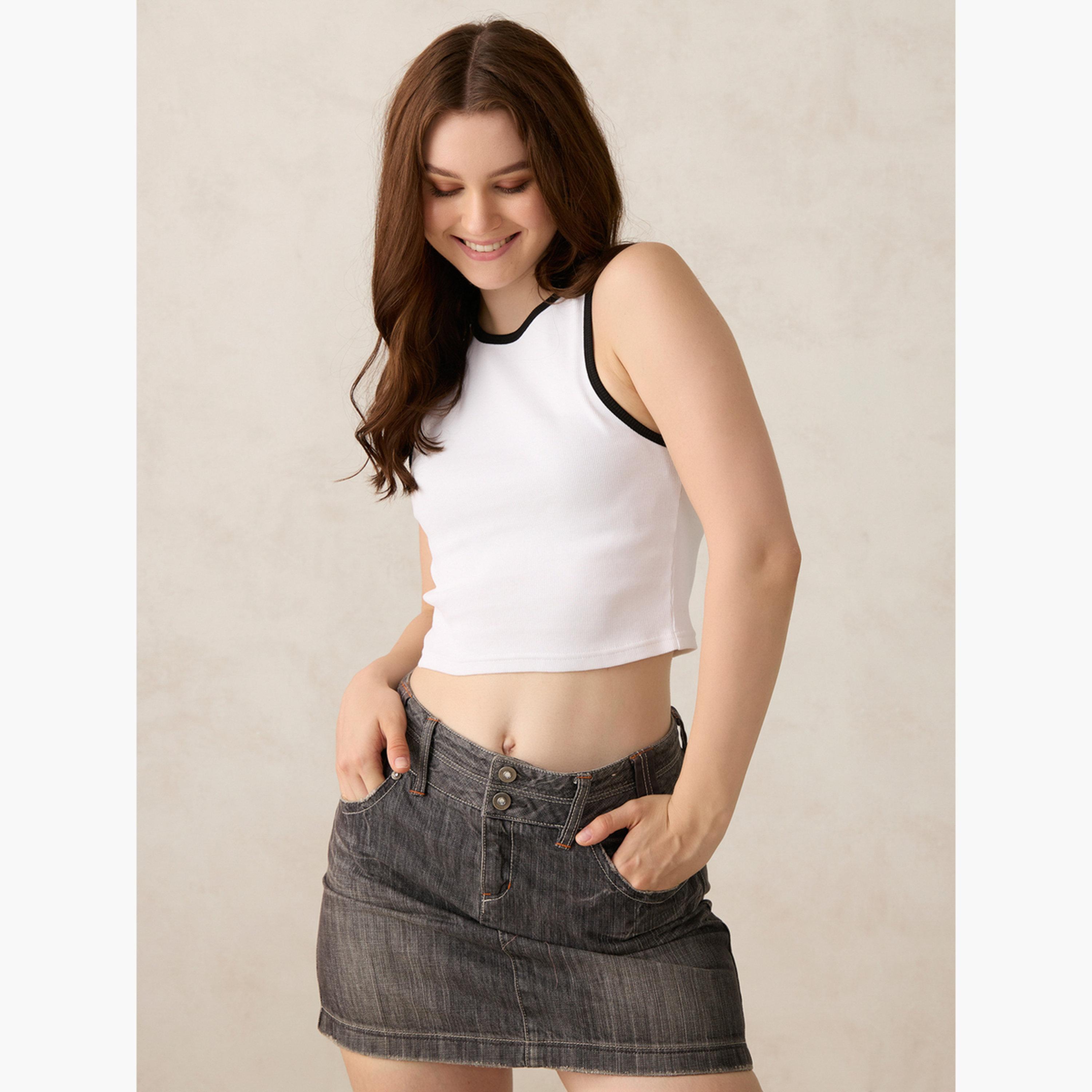 أوتزيدر × ستايلي - خزان مضلع بحواف متباينة باللون الأبيض-women-clothing-tshirts-image-3