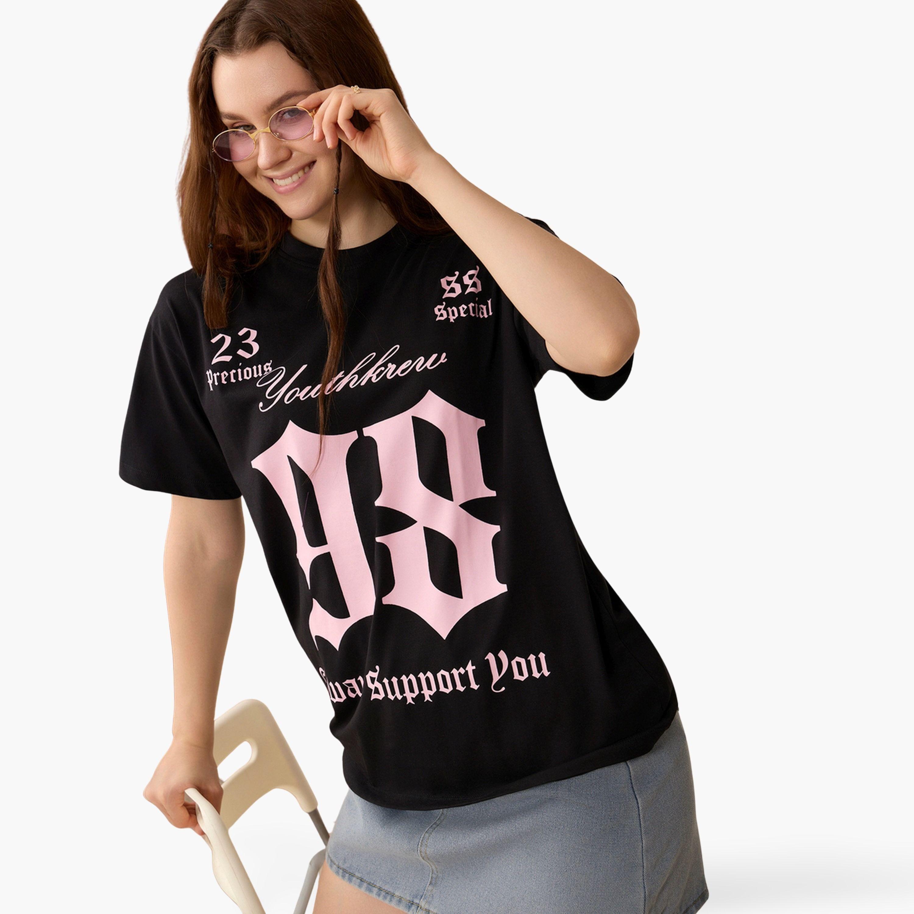 أوتزيدر × ستايلي - تي شيرت أسود مقاس واسع برسومات غرافيكية-women-clothing-tshirts-image-1