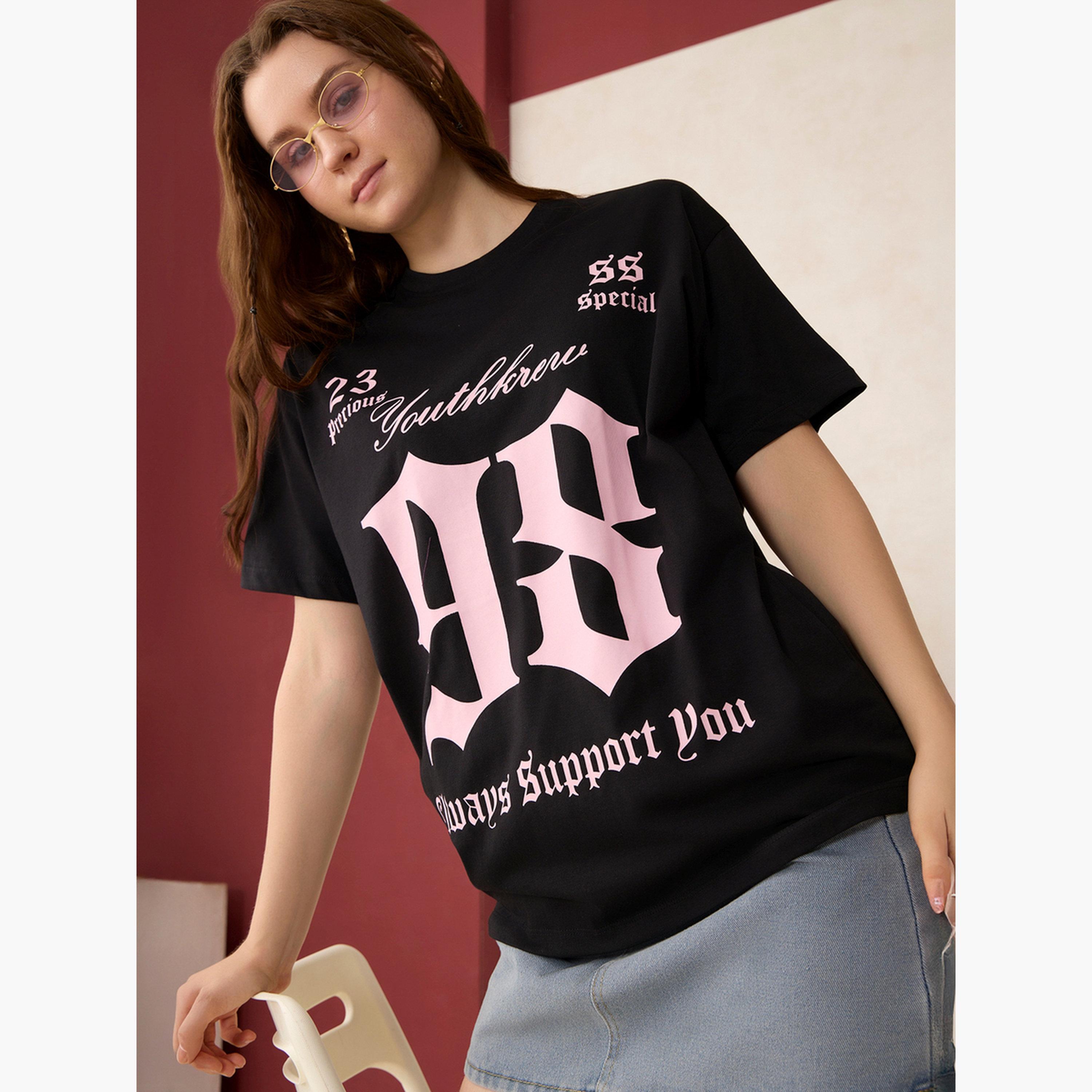 أوتزيدر × ستايلي - تي شيرت أسود مقاس واسع برسومات غرافيكية-women-clothing-tshirts-image-4