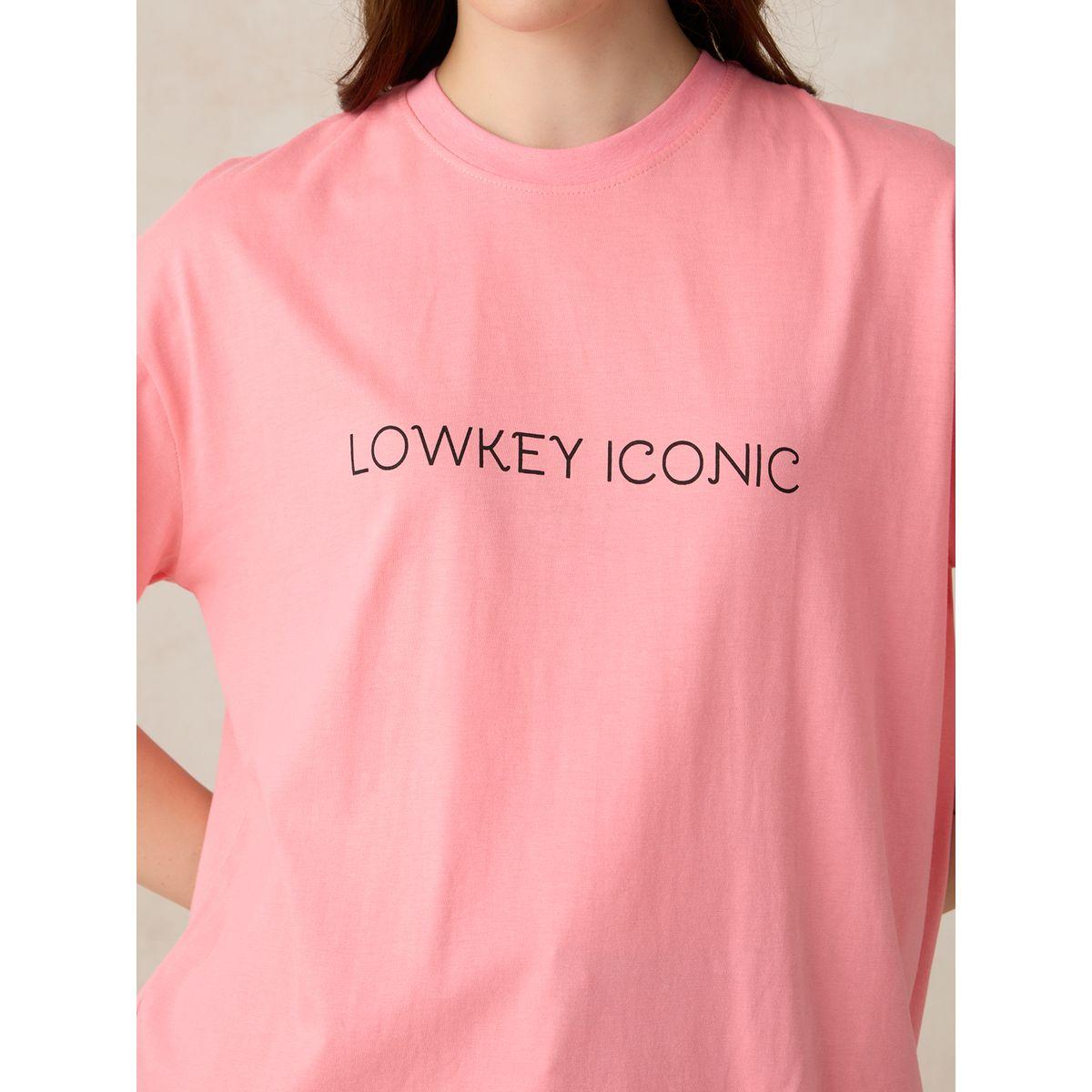 أوتزيدر × ستايلي - تي شيرت وردي مقاس واسع بشعار-women-clothing-tshirts-image-3