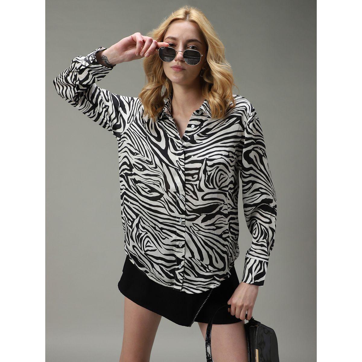 أوتزيدر × ستايلي - قميص ساتان أسود بطبعة حيوانات-women-clothing-shirtsandblouses-shirts-image-3