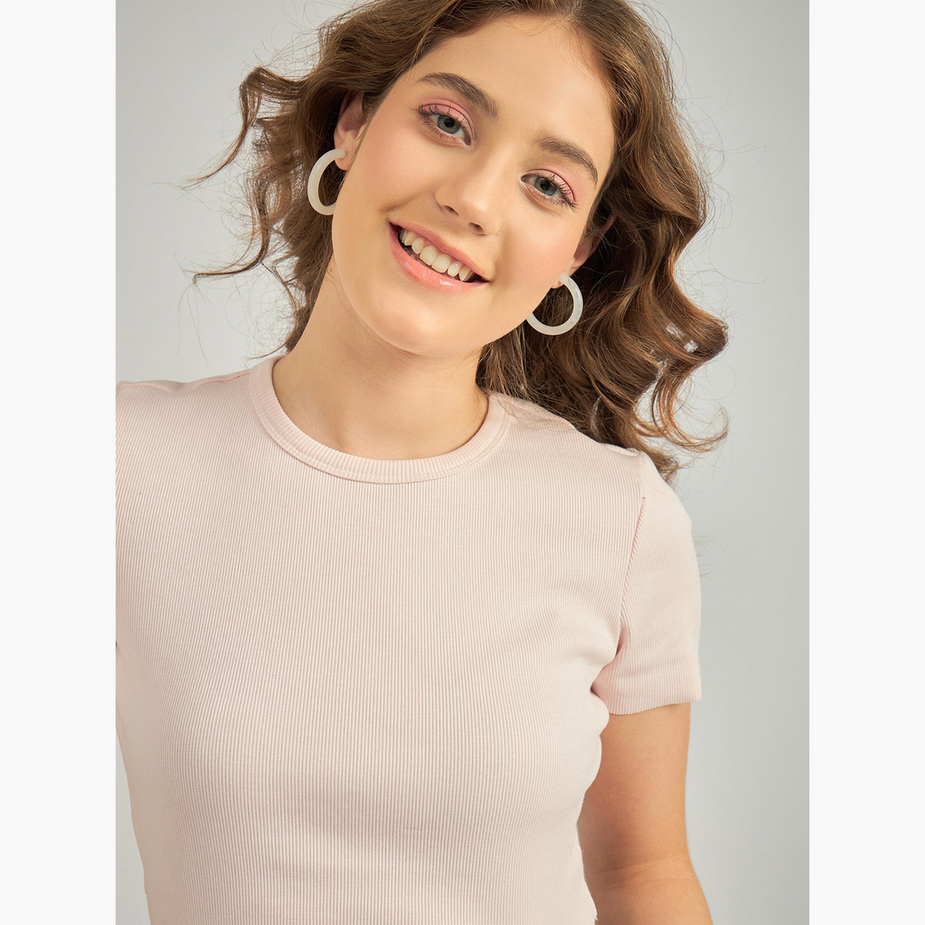 أوتزيدر × ستايلي - بلوزة وردية مضلعة برقبة مستديرة-women-clothing-tshirts-image-4