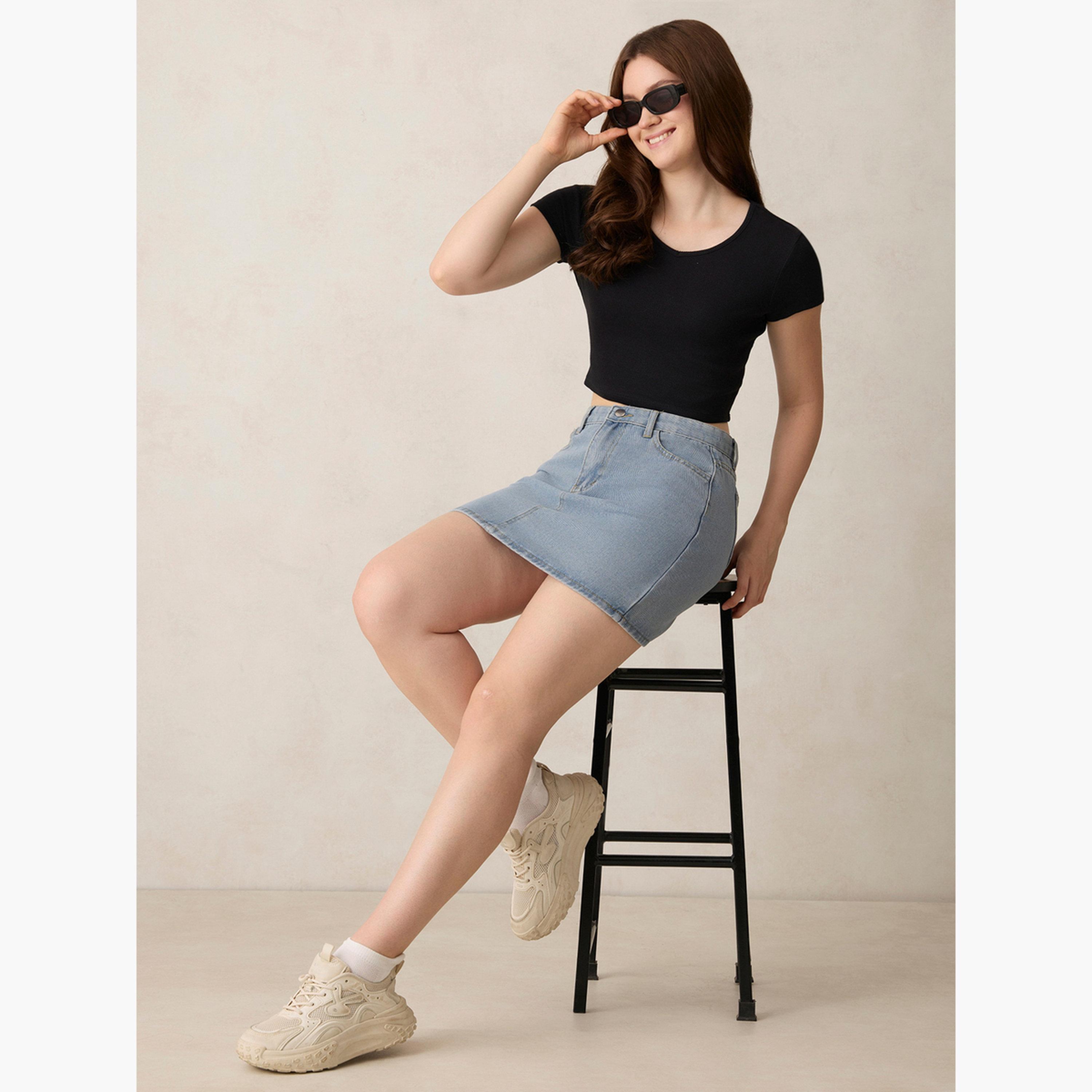 Outzidr X Styli Black Basic Fitted V Neck Ribbed Top-women-clothing-tshirts-image-2