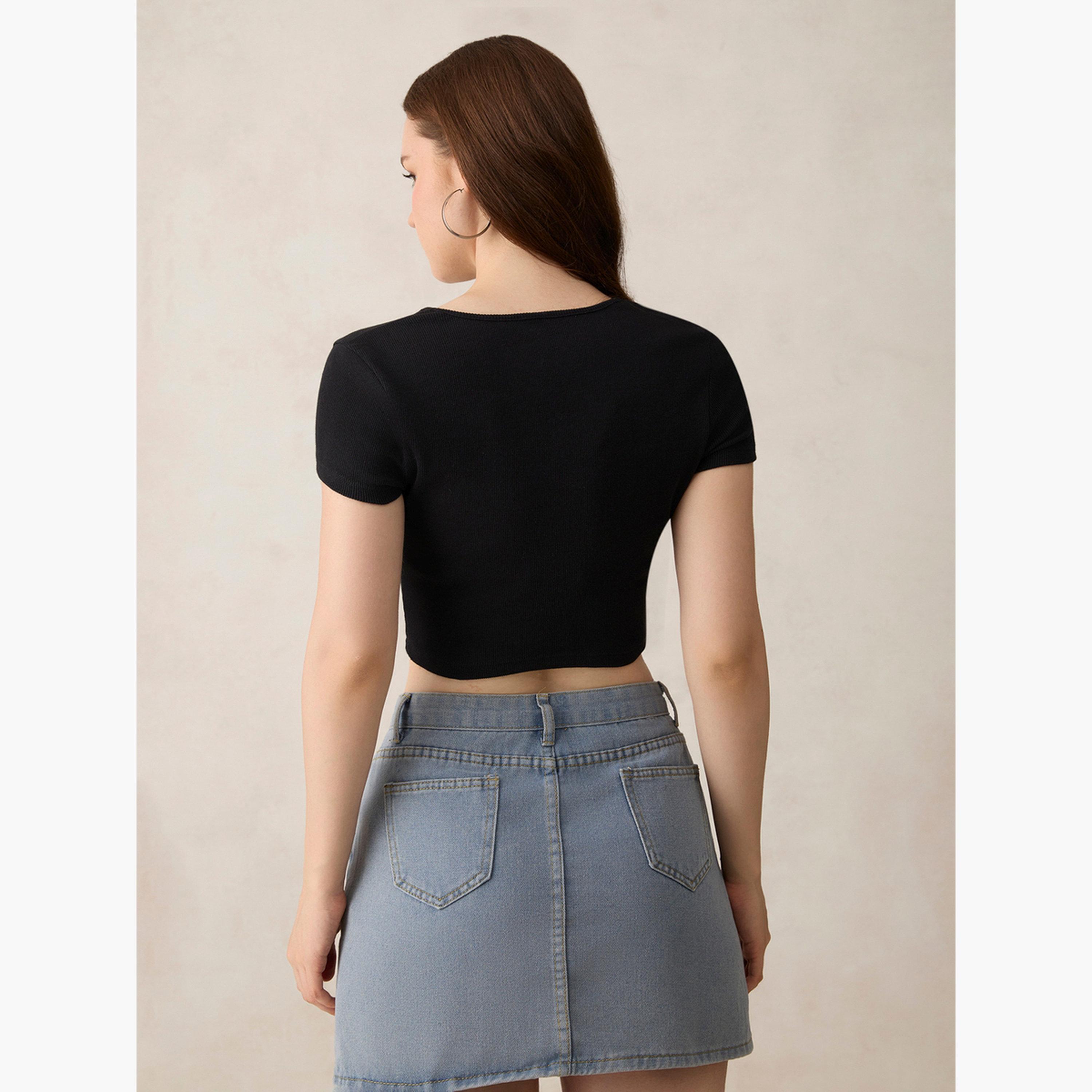 أوتزيدر × ستايلي - بلوزة سوداء أساسية ضيقة رقبة حرف V ومضلعة-women-clothing-tshirts-image-6