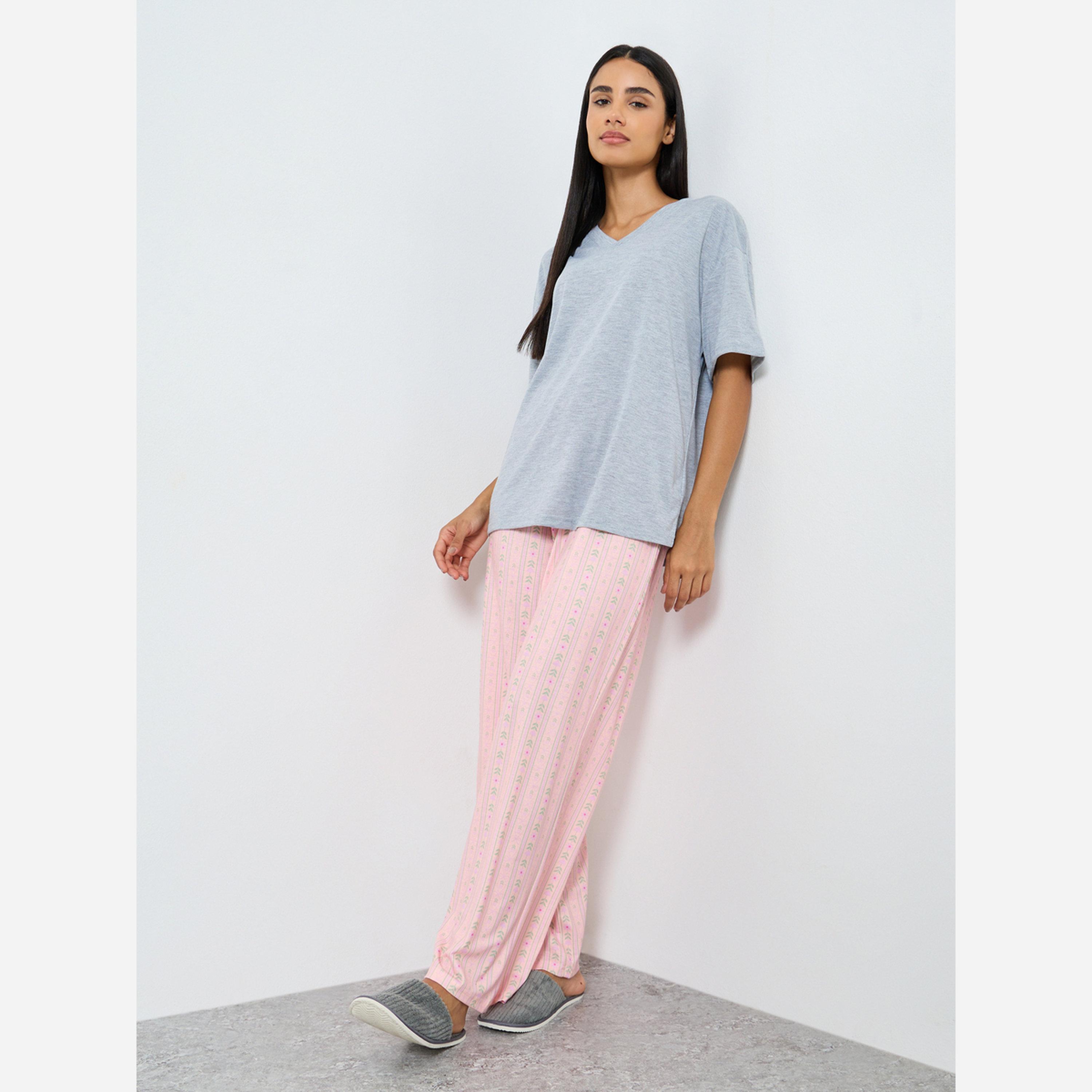 ستايلي - بيجاما تيشيرت سادة ياقة شكل سبعة وبنطال طبعة زهور-women-clothing-nightwear-pyjamas-longsets-image-1
