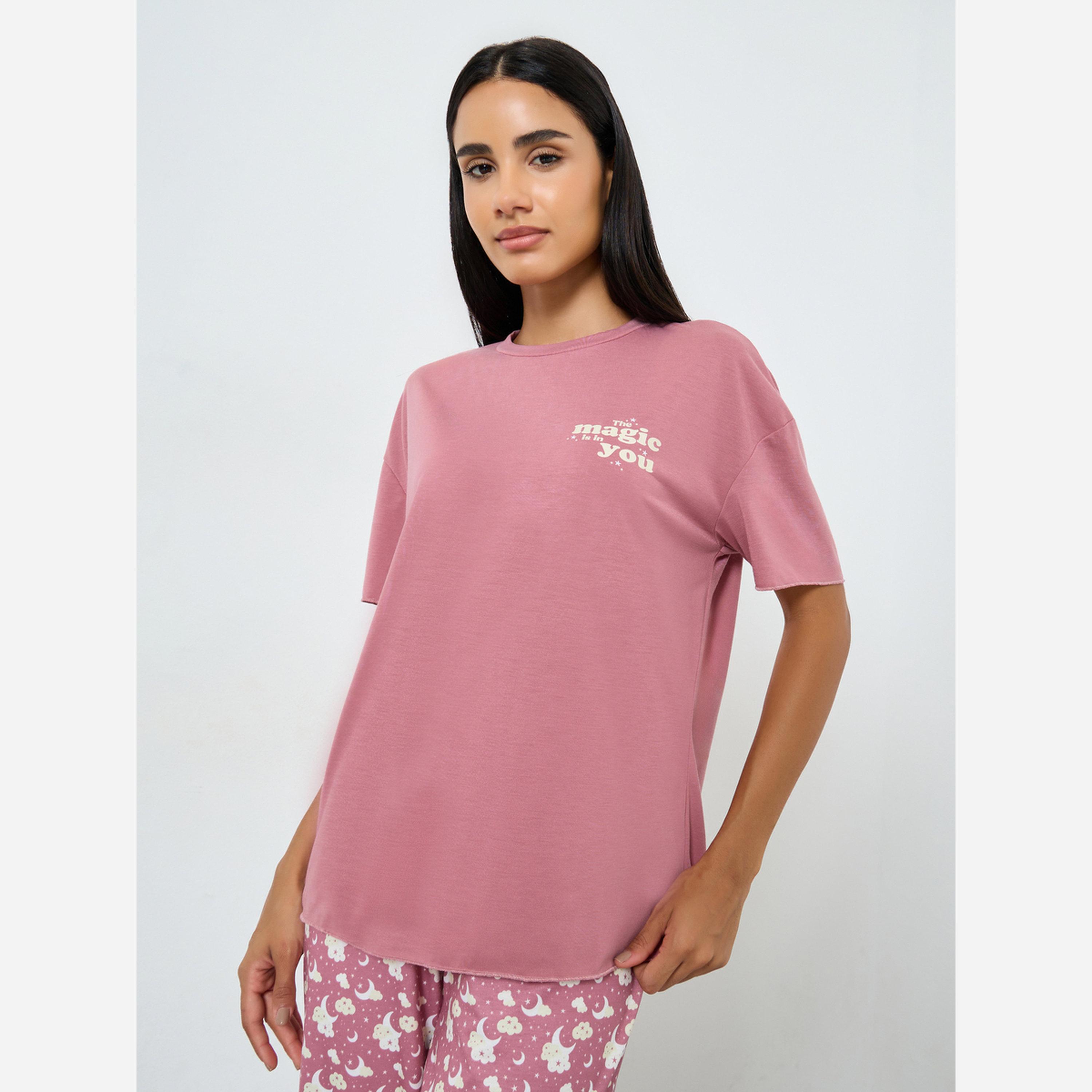 ستايلي - بيجاما تيشيرت بأكتاف منخفضة وشعار "Magic" مع طبعة سحب وبنطال-women-clothing-nightwear-pyjamas-longsets-image-3
