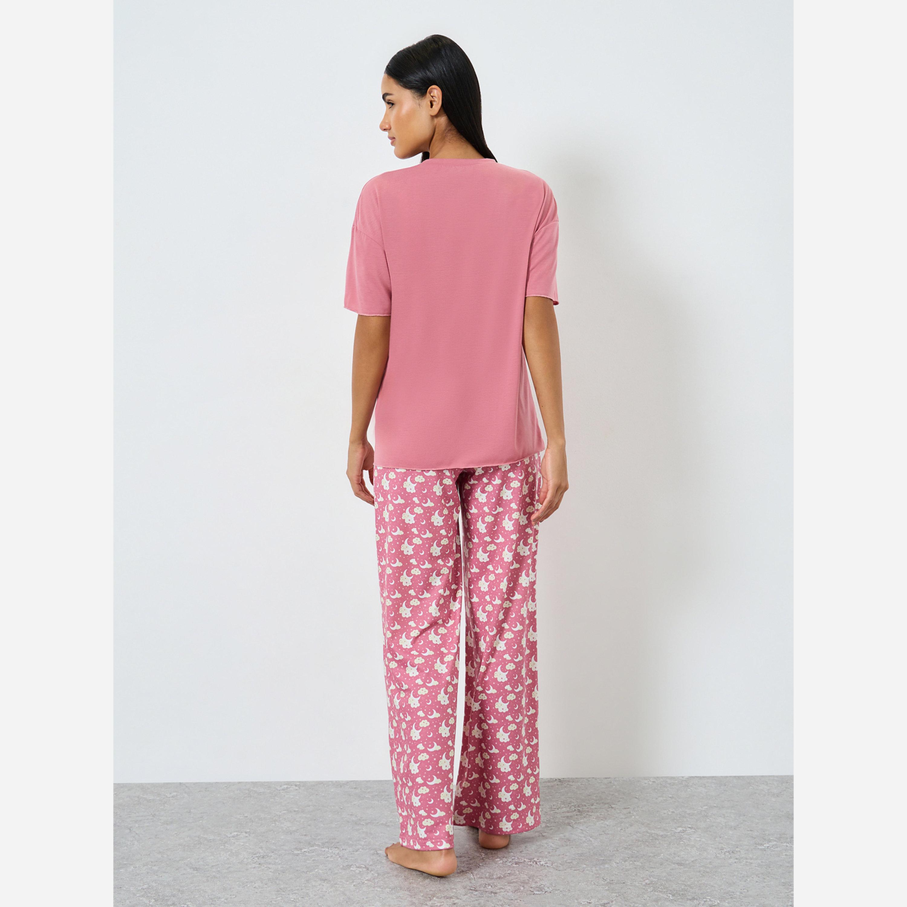 ستايلي - بيجاما تيشيرت بأكتاف منخفضة وشعار "Magic" مع طبعة سحب وبنطال-women-clothing-nightwear-pyjamas-longsets-image-6
