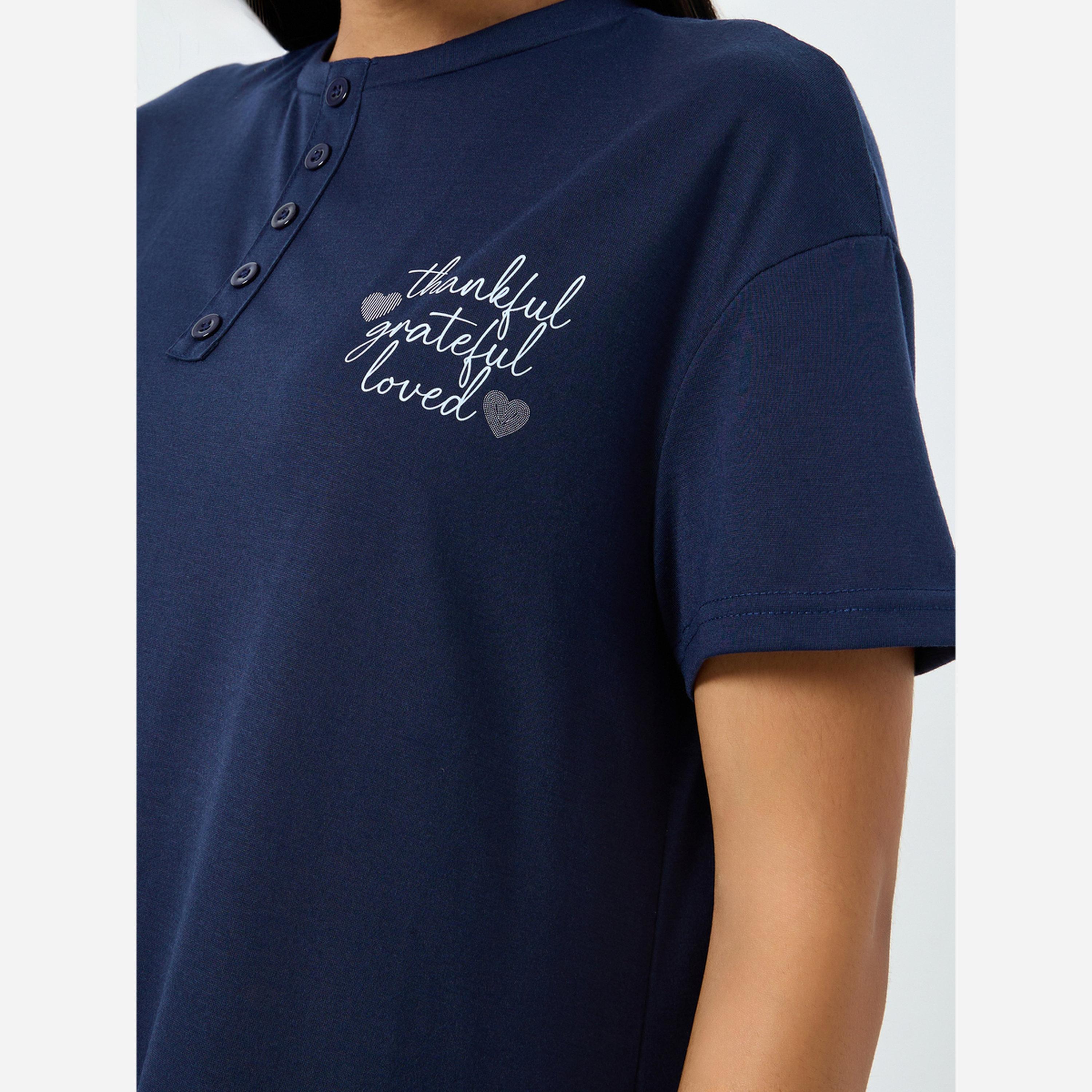 ستايلي - فستان نوم طبعة نص بكتف منسدل-women-clothing-nightwear-nighties-image-4
