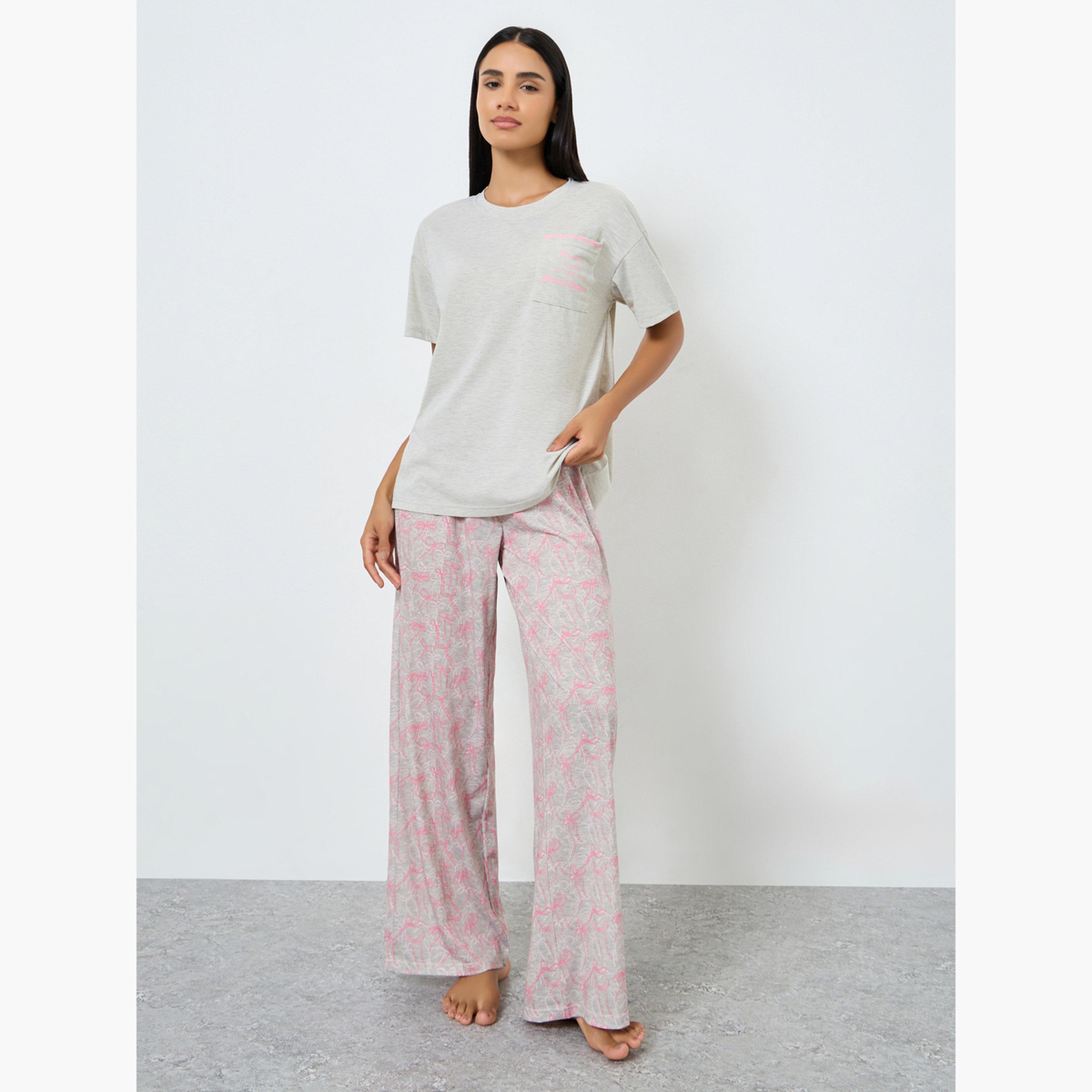 طقم بيجامة تيشيرت بكتابة على الجيب وطبعة فيونكة-women-clothing-nightwear-pyjamas-longsets-image-1