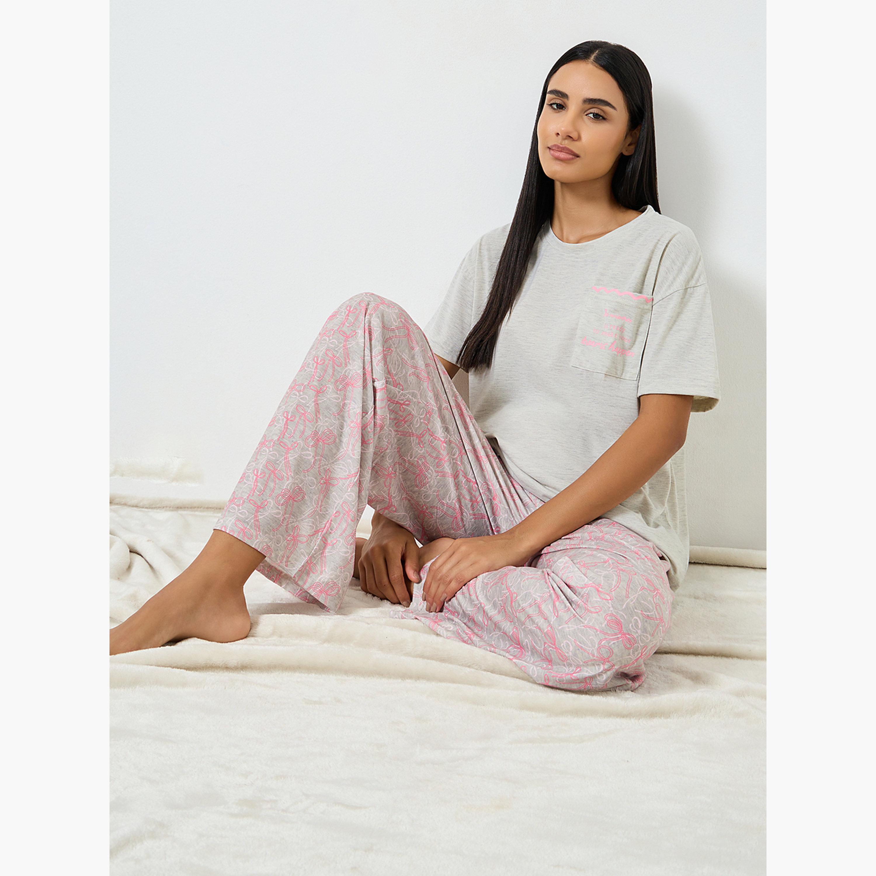 طقم بيجامة تيشيرت بكتابة على الجيب وطبعة فيونكة-women-clothing-nightwear-pyjamas-longsets-image-2