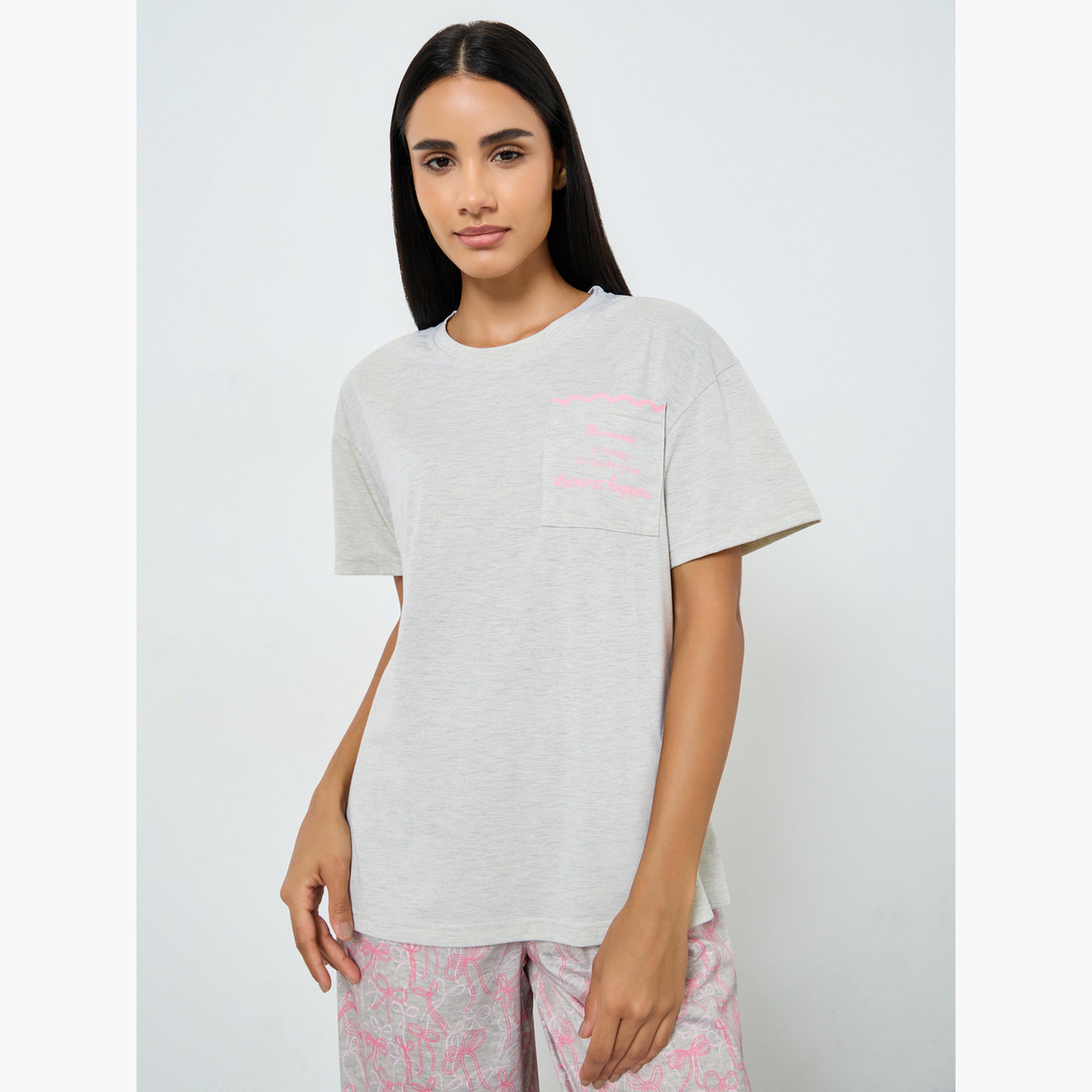 Styli Slogan Trim Pocket T-Shirt and Bow Print Pyjama Set-women-clothing-nightwear-pyjamas-longsets-image-3