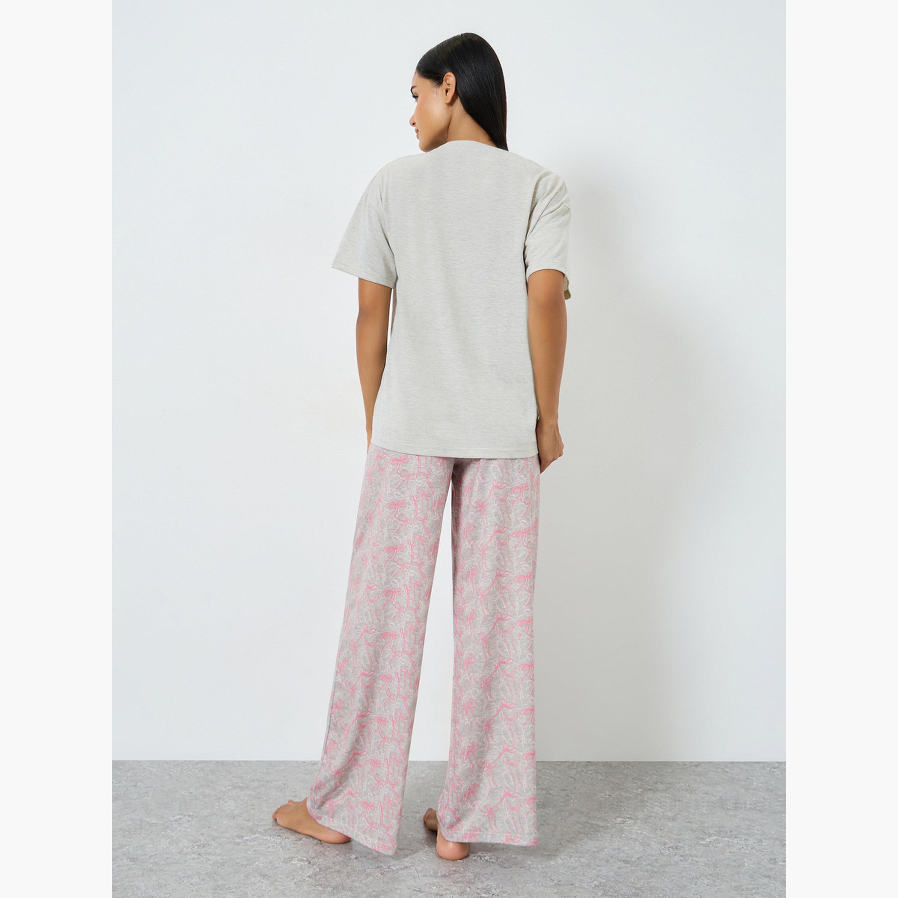 Styli Slogan Trim Pocket T-Shirt and Bow Print Pyjama Set-women-clothing-nightwear-pyjamas-longsets-image-4