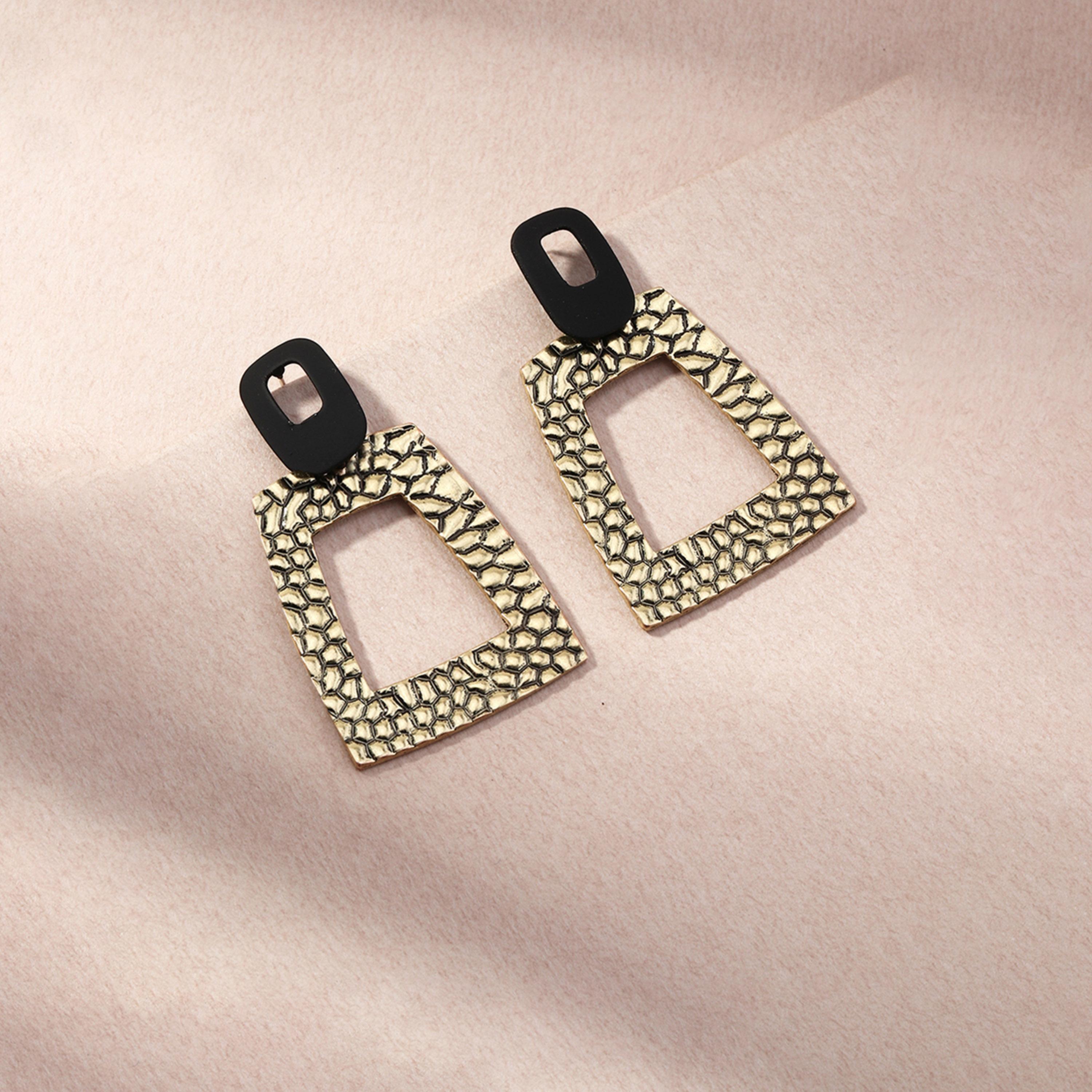 تيك تو - أقراط ذهبية مربعة الشكل-women-watchesandjewellery-jewellery-earrings-image-2