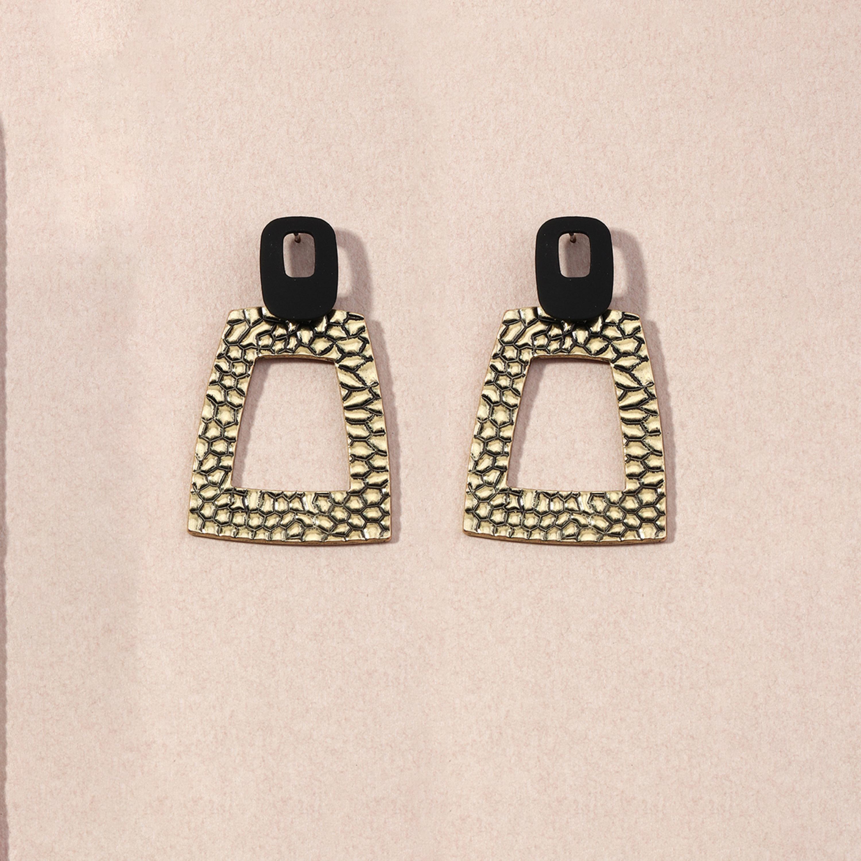 تيك تو - أقراط ذهبية مربعة الشكل-women-watchesandjewellery-jewellery-earrings-image-4