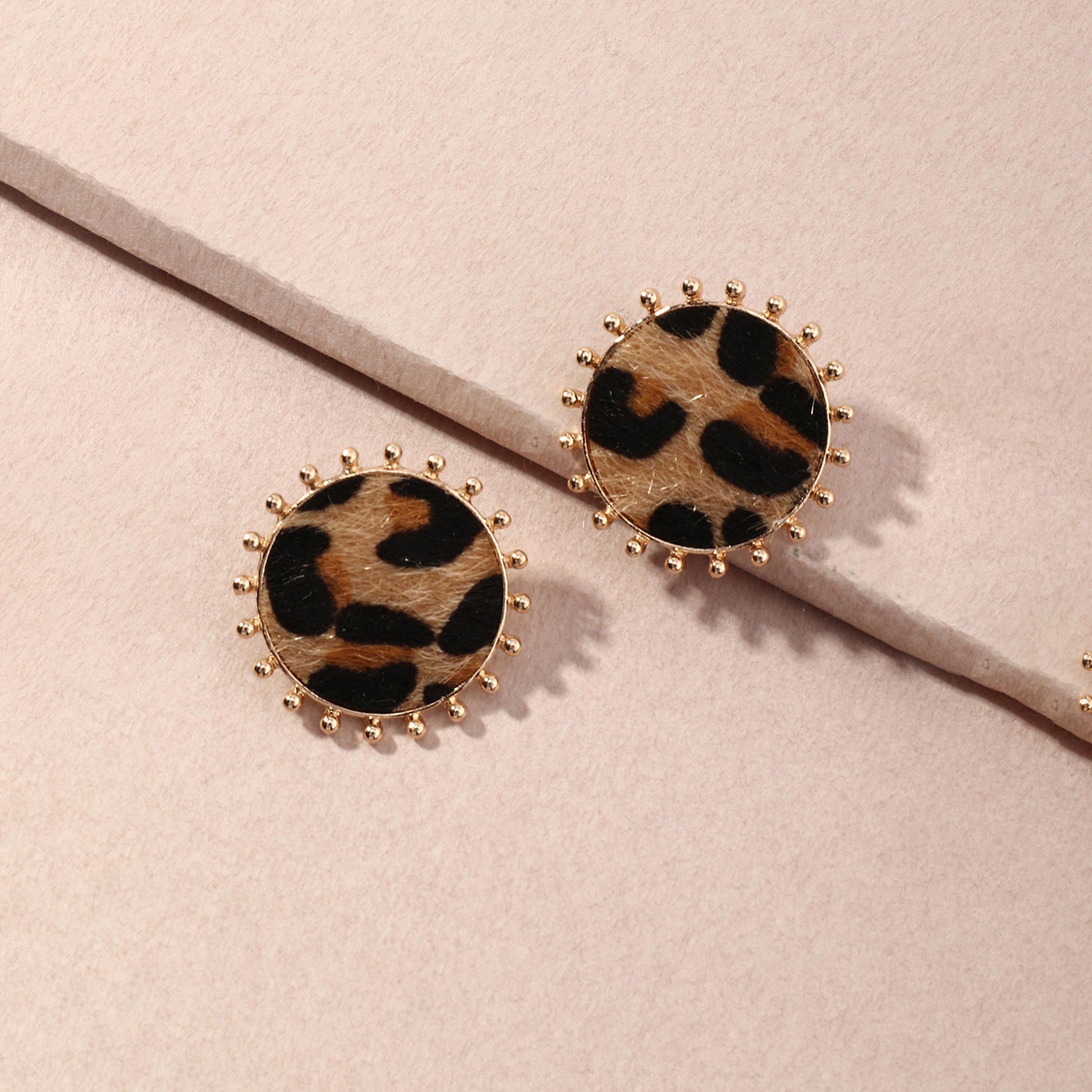 تيك تو - أقراط دائرية بطبعة جلد النمر-women-watchesandjewellery-jewellery-earrings-image-2