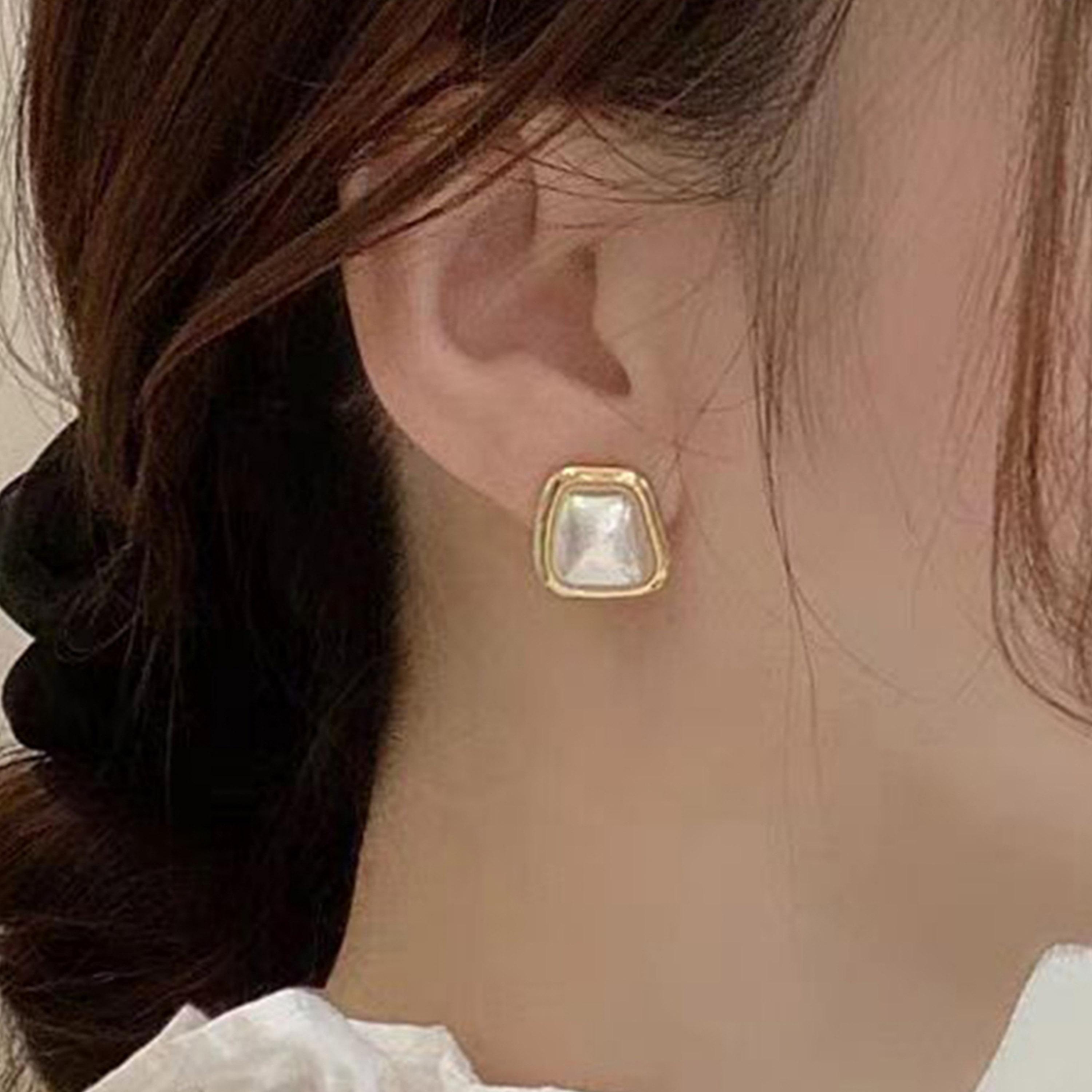 تيك تو - مجموعة من 3 أقراط على شكل زهرة من اللؤلؤ الصناعي-women-watchesandjewellery-jewellery-earrings-image-2