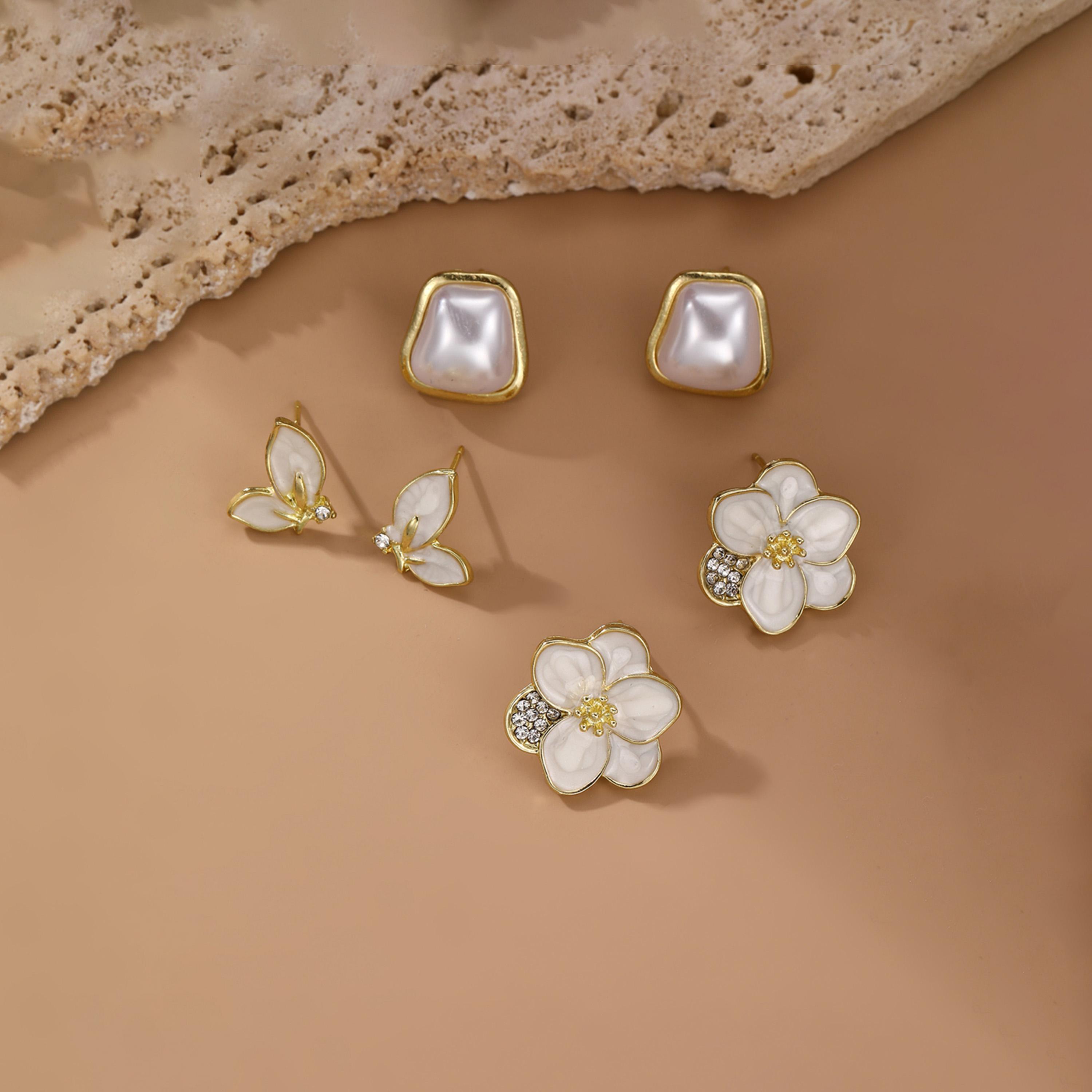 تيك تو - مجموعة من 3 أقراط على شكل زهرة من اللؤلؤ الصناعي-women-watchesandjewellery-jewellery-earrings-image-3