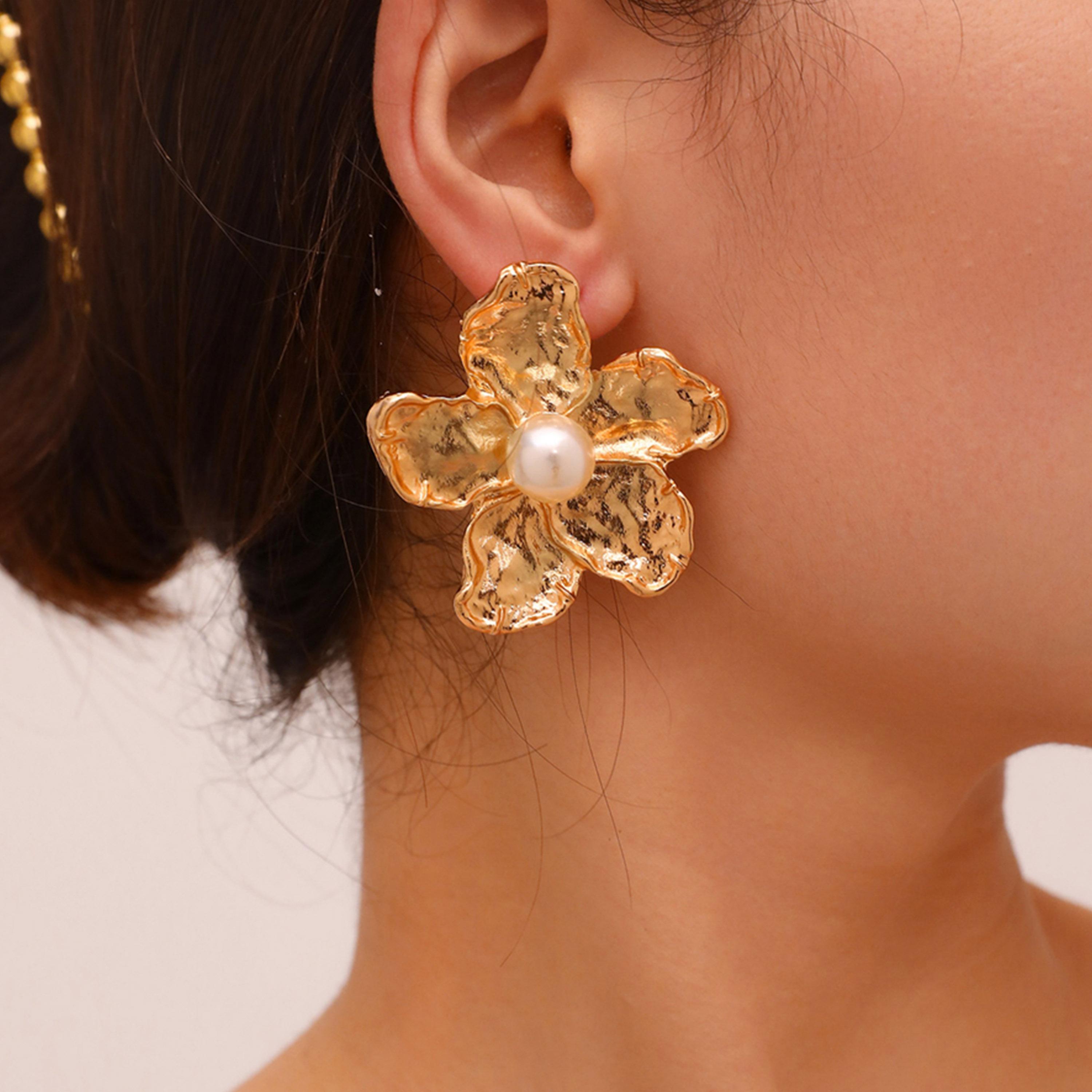 تيك تو - أقراط ذهبية مرصعة باللؤلؤ-women-watchesandjewellery-jewellery-earrings-image-2