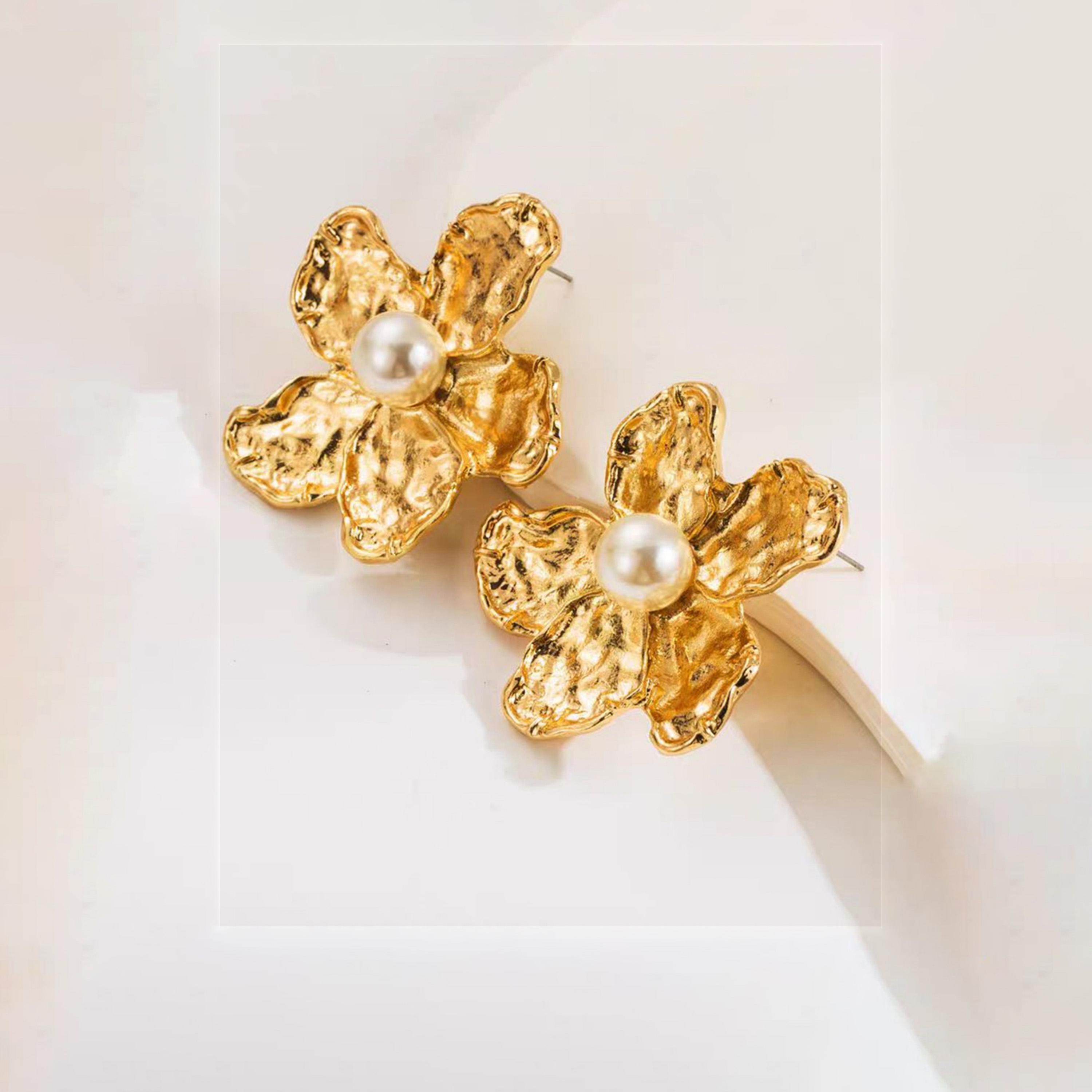 تيك تو - أقراط ذهبية مرصعة باللؤلؤ-women-watchesandjewellery-jewellery-earrings-image-3