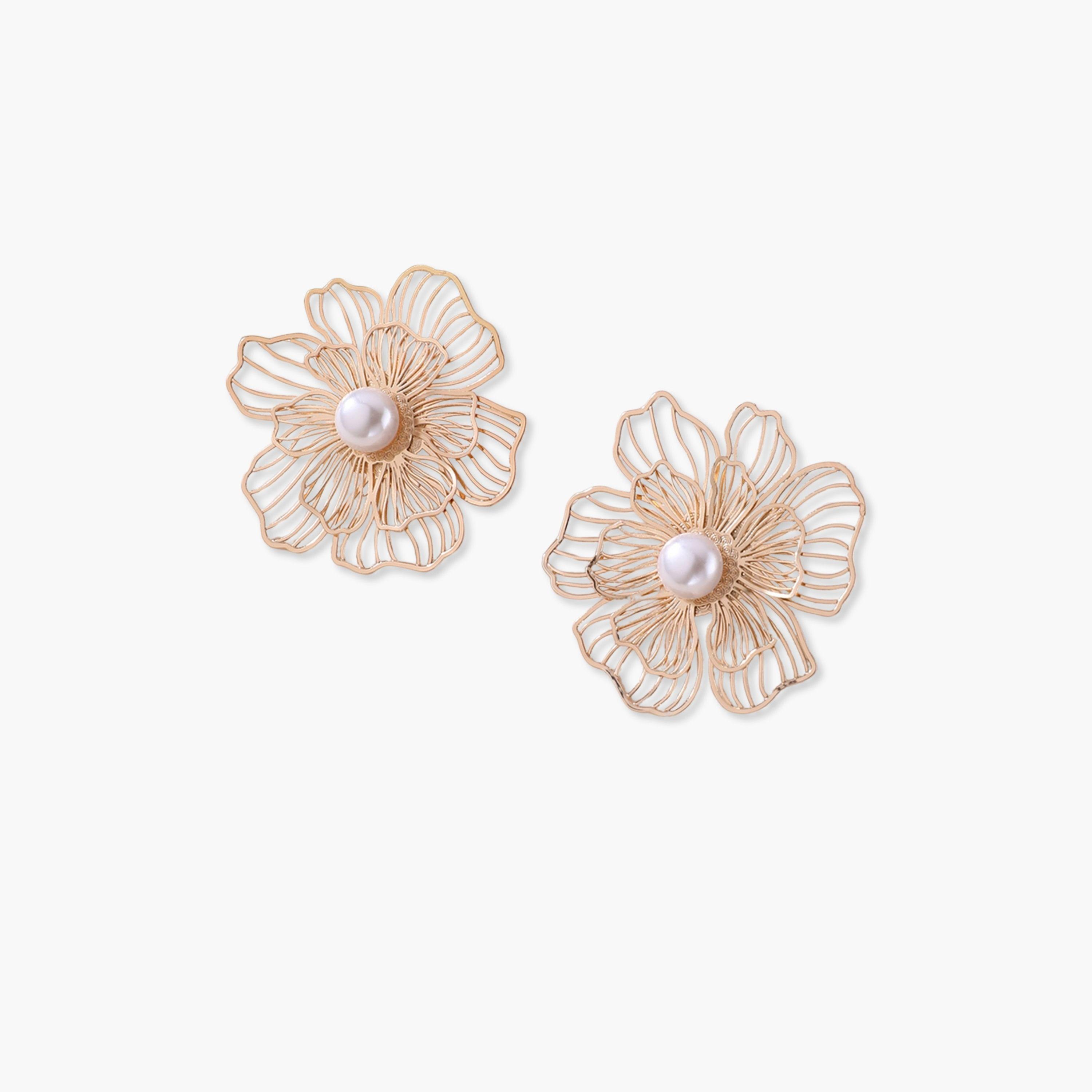 تيك تو - أقراط ذهبية مرصعة بالزهور-women-watchesandjewellery-jewellery-earrings-image-1