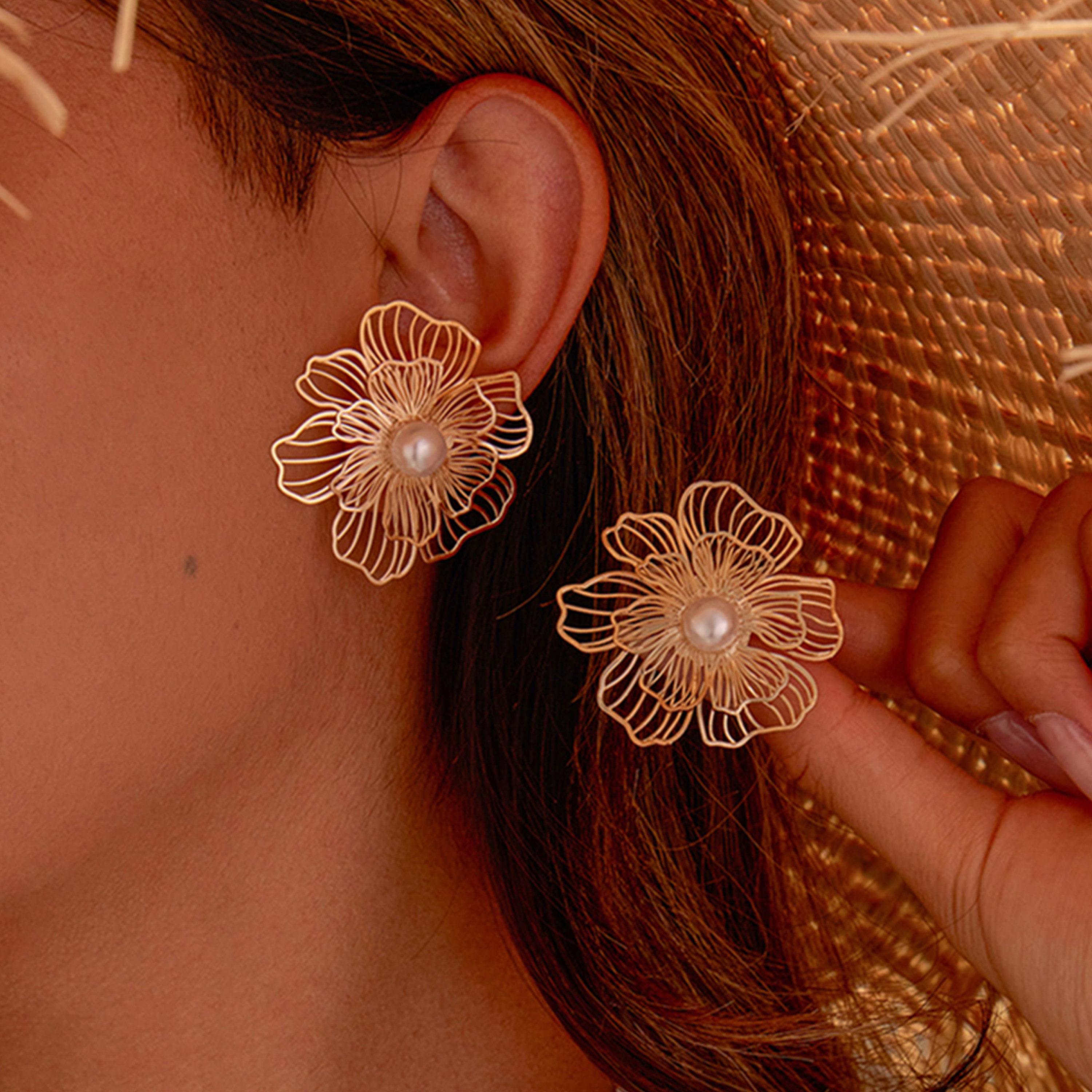 تيك تو - أقراط ذهبية مرصعة بالزهور-women-watchesandjewellery-jewellery-earrings-image-2