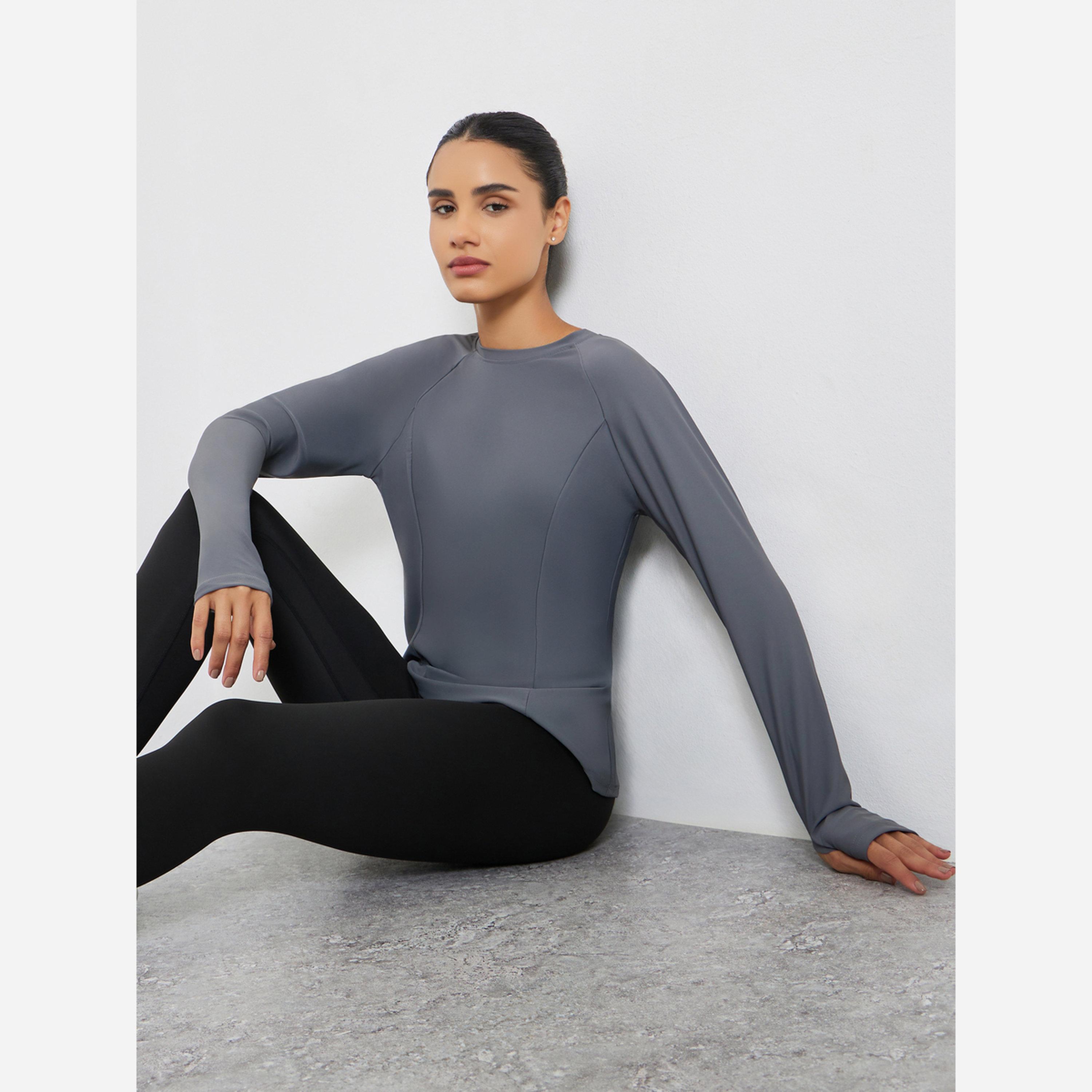 ستايلي - بلوزة للنساء مع تفاصيل مشبكة خلفية مزدوجة وتصميم منحني-women-clothing-sportswearandactivewear-tshirtsandvests-image-1