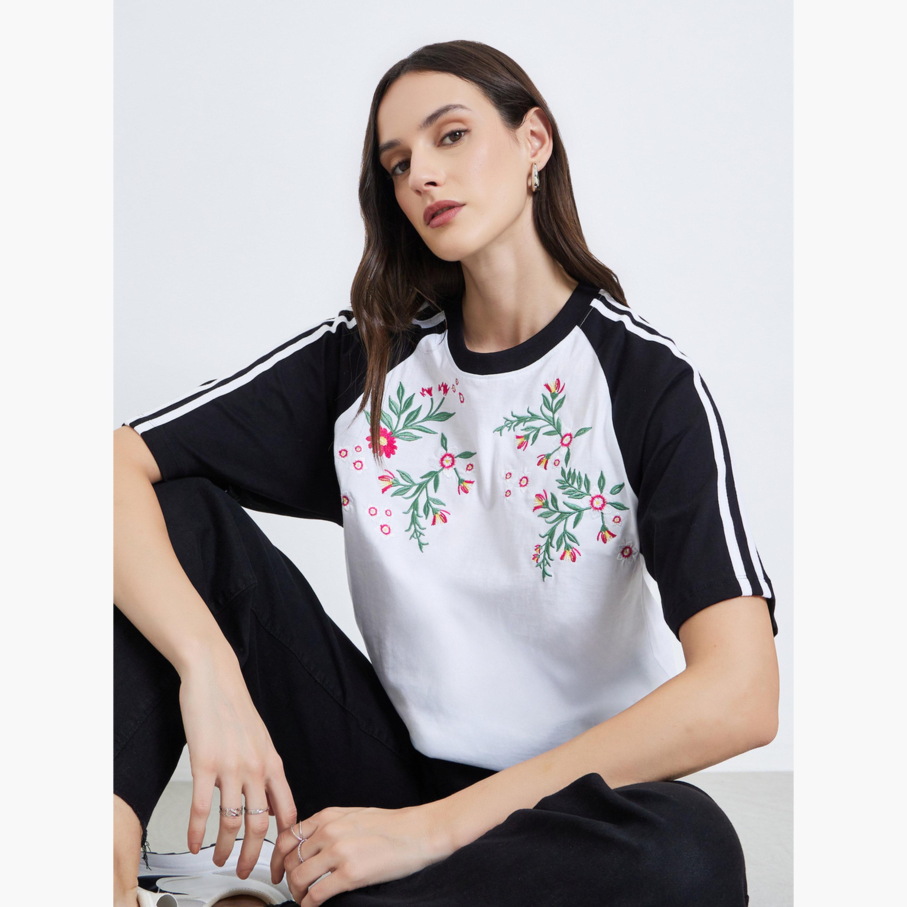 تيشيرت قطن مطرز بنمط كتل الالوان-women-clothing-tshirts-image-3