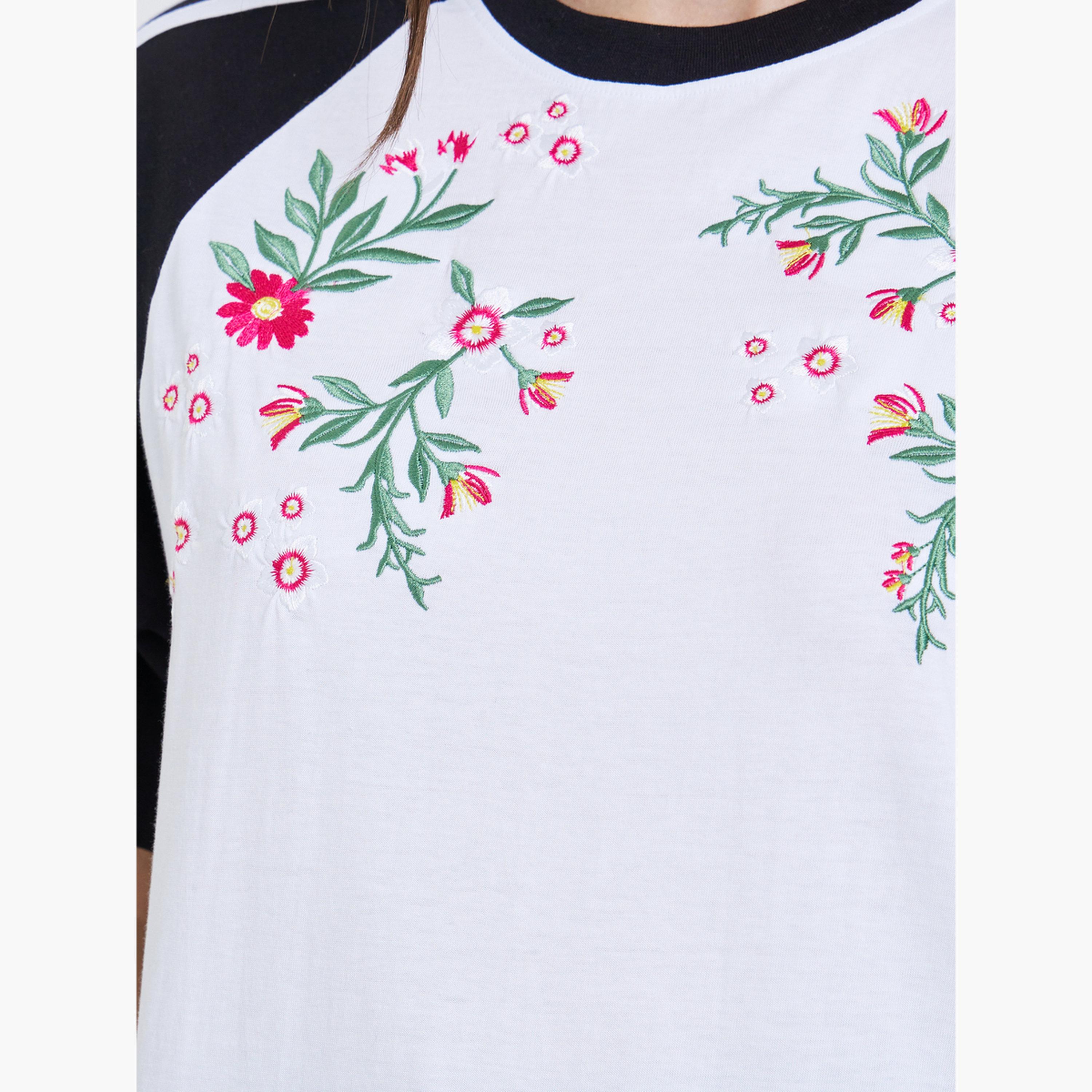 تيشيرت قطن مطرز بنمط كتل الالوان-women-clothing-tshirts-image-4