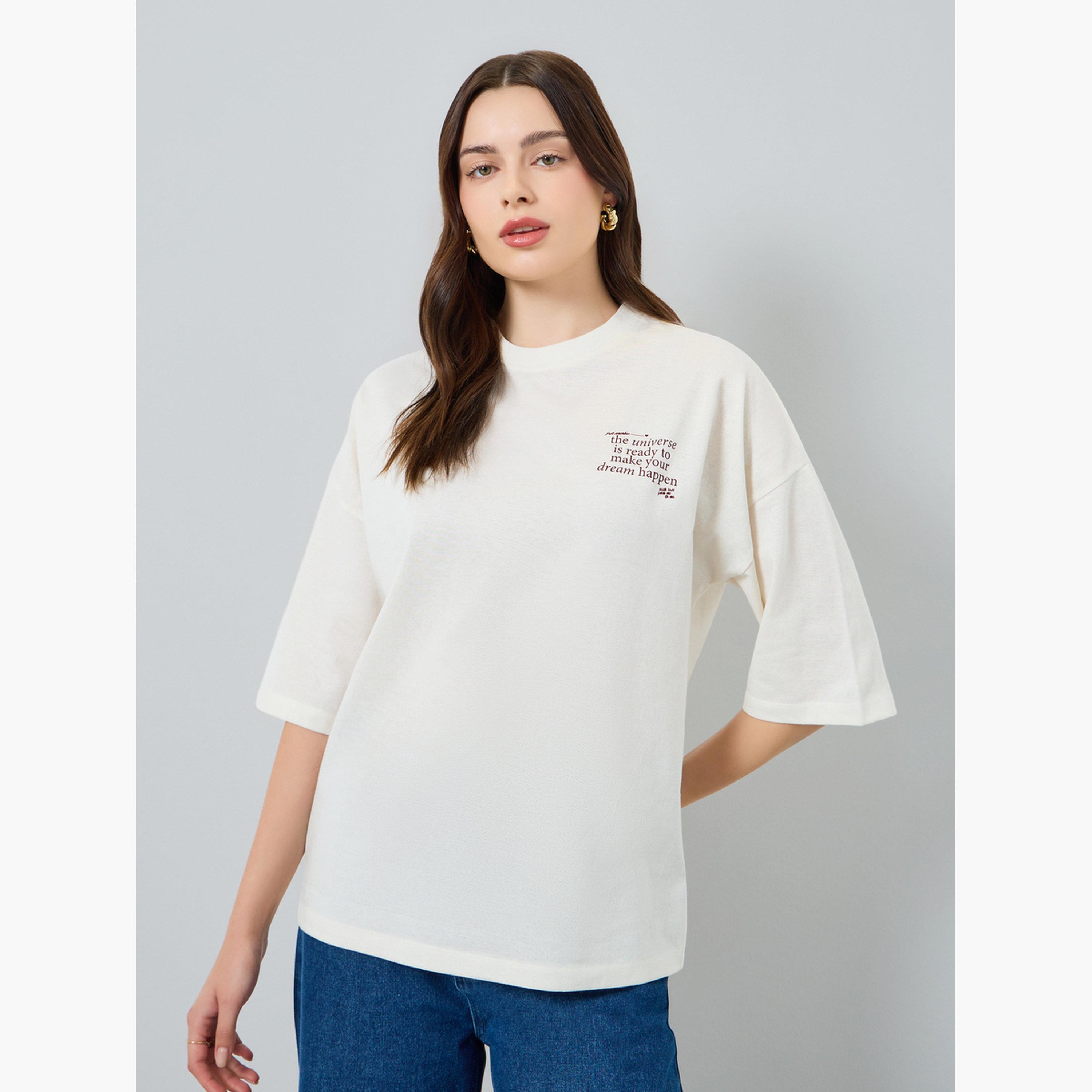 تيشيرت بقصة واسعة بطبعة شعار-women-clothing-tshirts-image-1