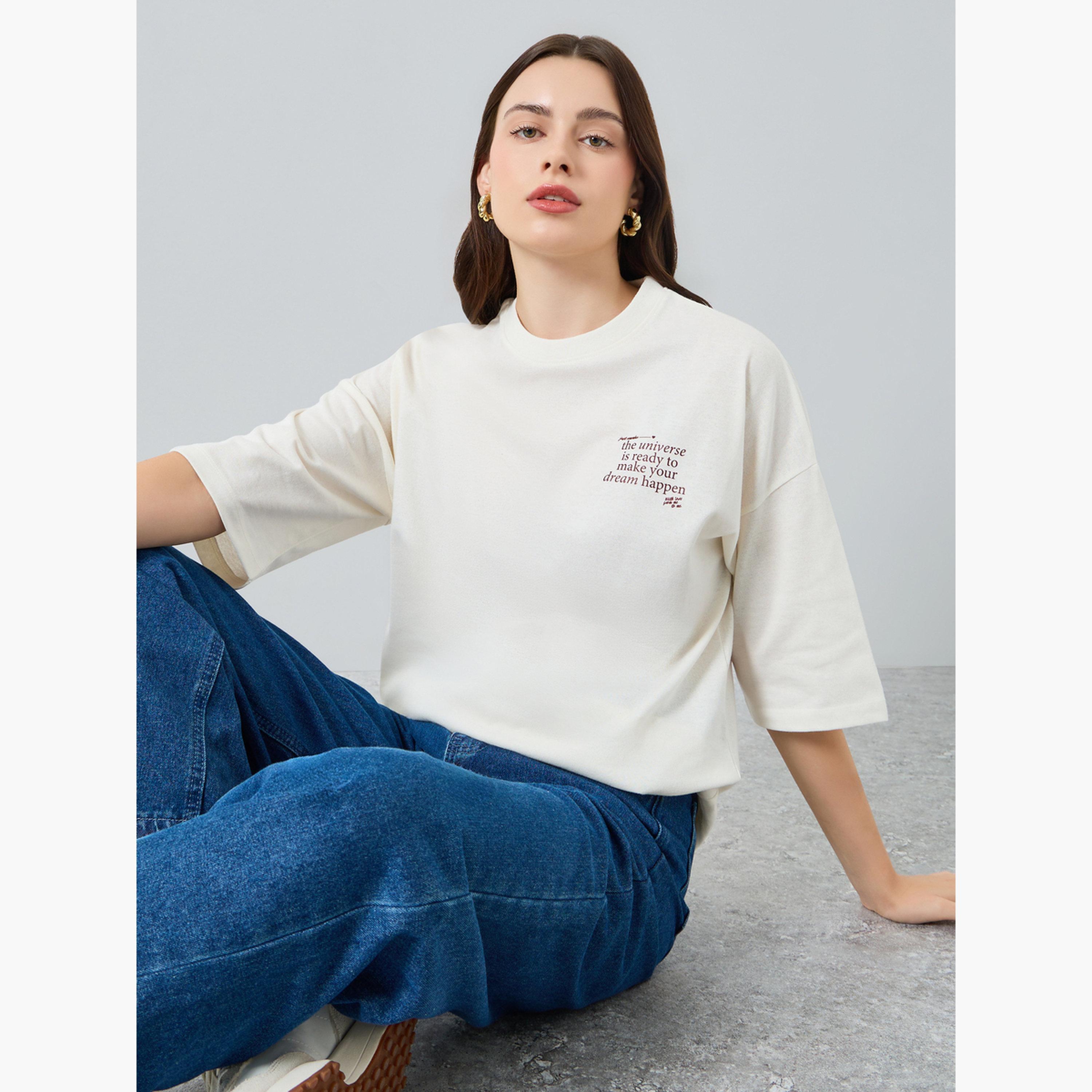 تيشيرت بقصة واسعة بطبعة شعار-women-clothing-tshirts-image-3
