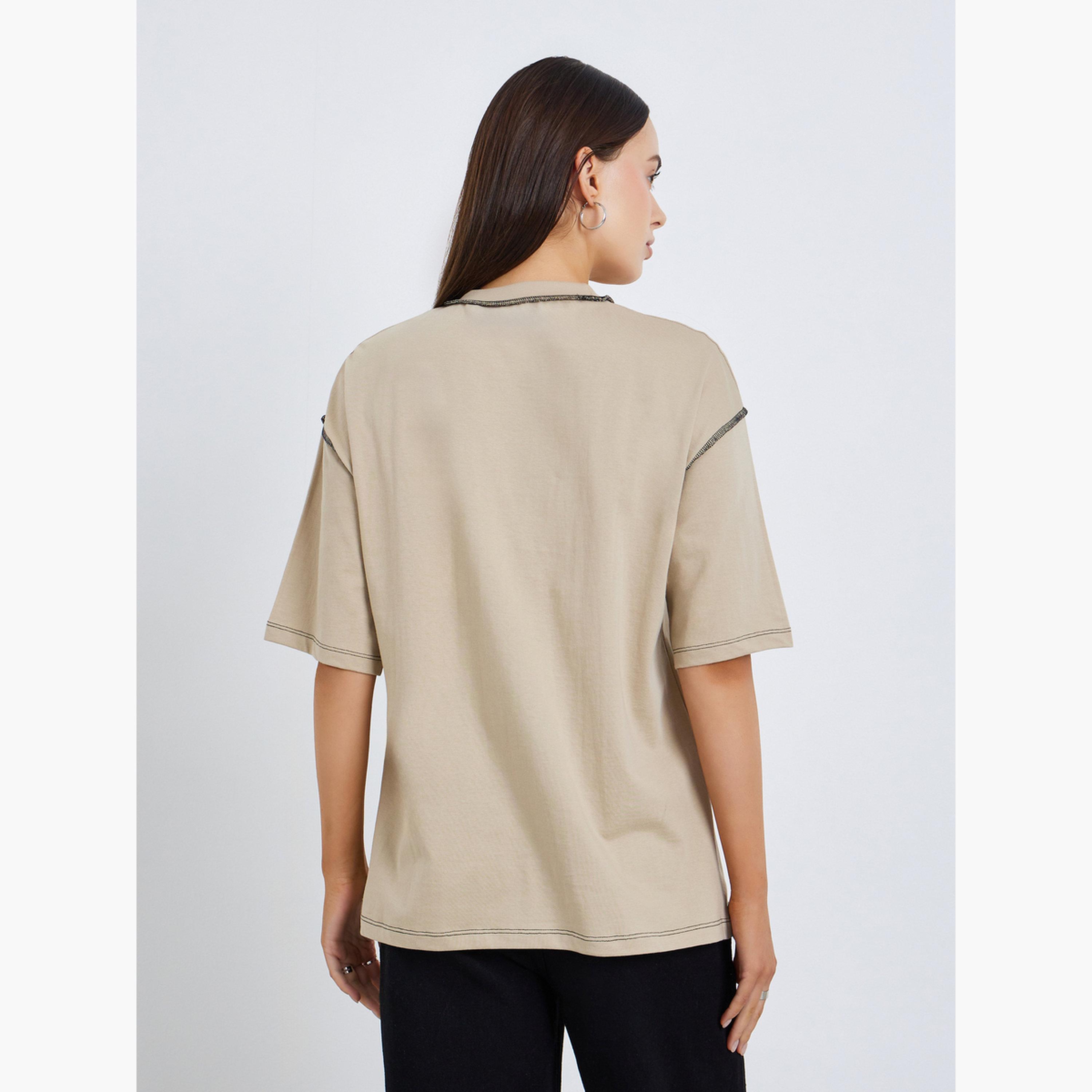 تيشيرت واسع بطبعة جرافيك وخياطة متباينة-women-clothing-tshirts-image-4