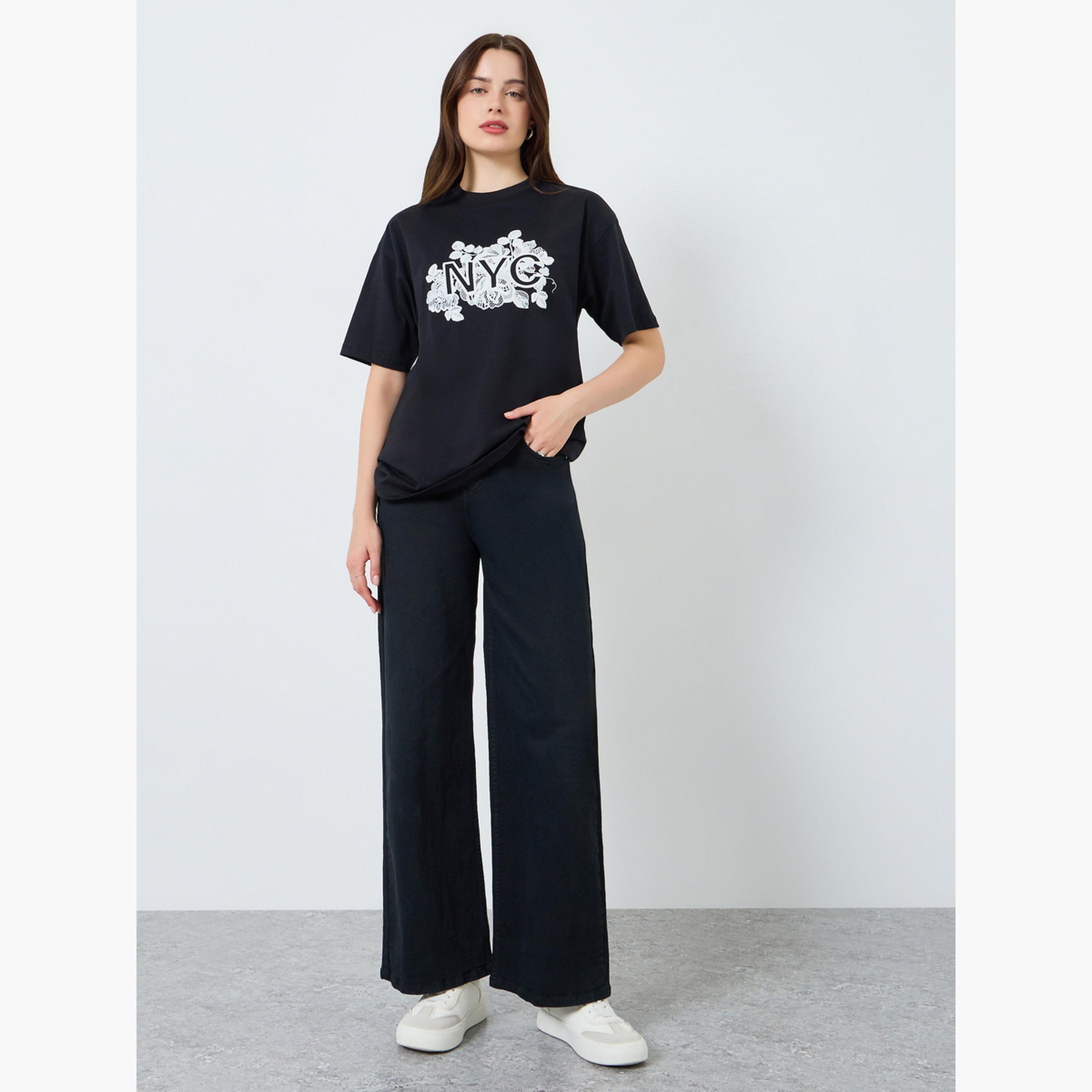 تيشيرت بقصة واسعة بطبعة جرافيك-women-clothing-tshirts-image-2
