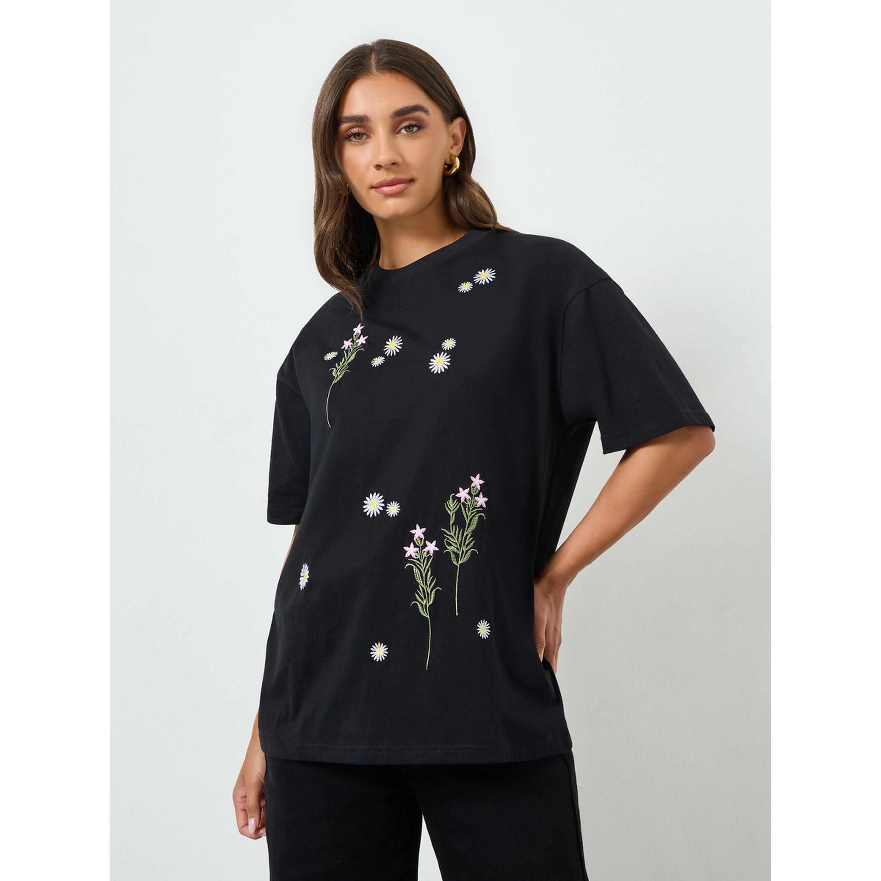 تيشيرت واسع بتفاصيل مُطرّزة-women-clothing-tshirts-image-1