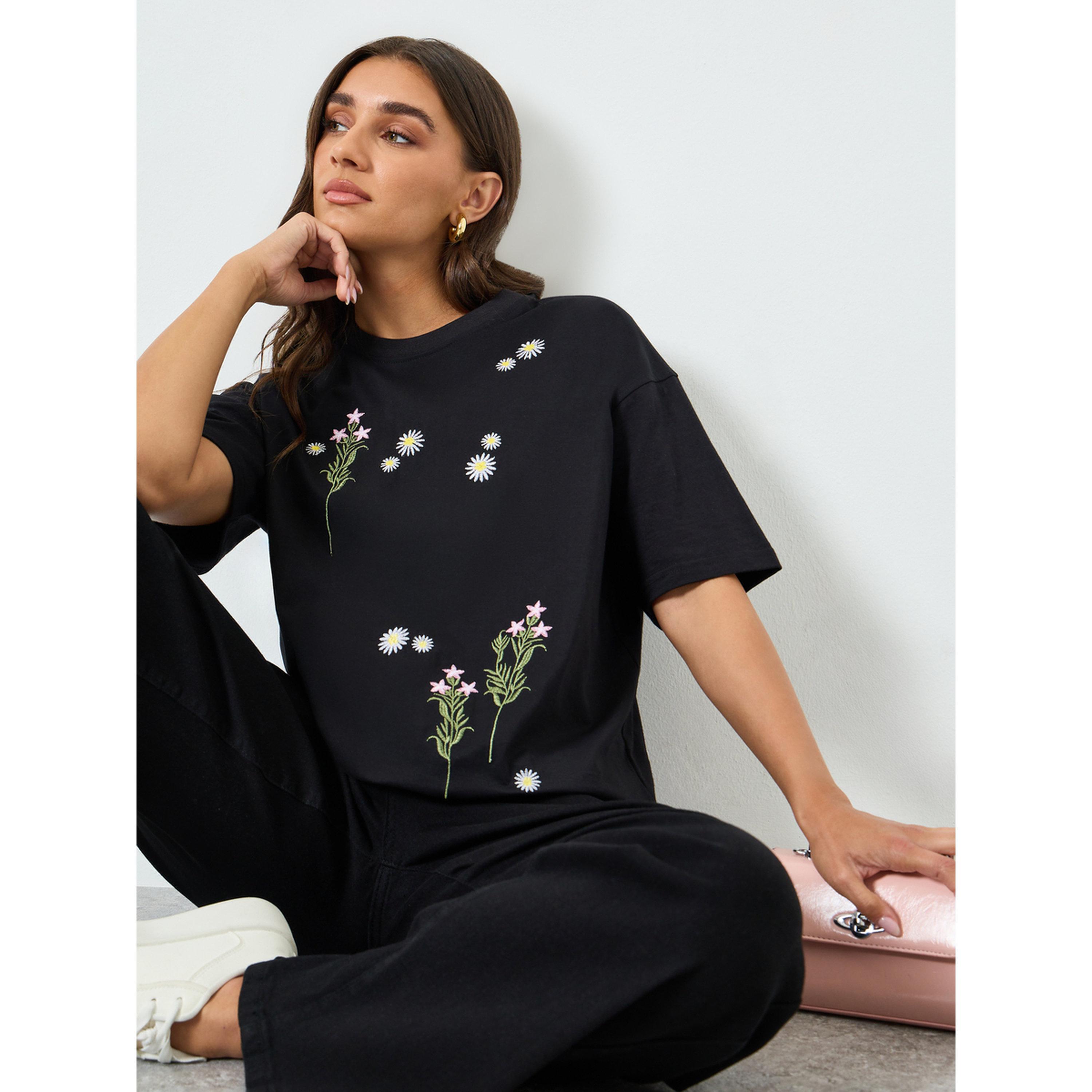 تيشيرت واسع بتفاصيل مُطرّزة-women-clothing-tshirts-image-3