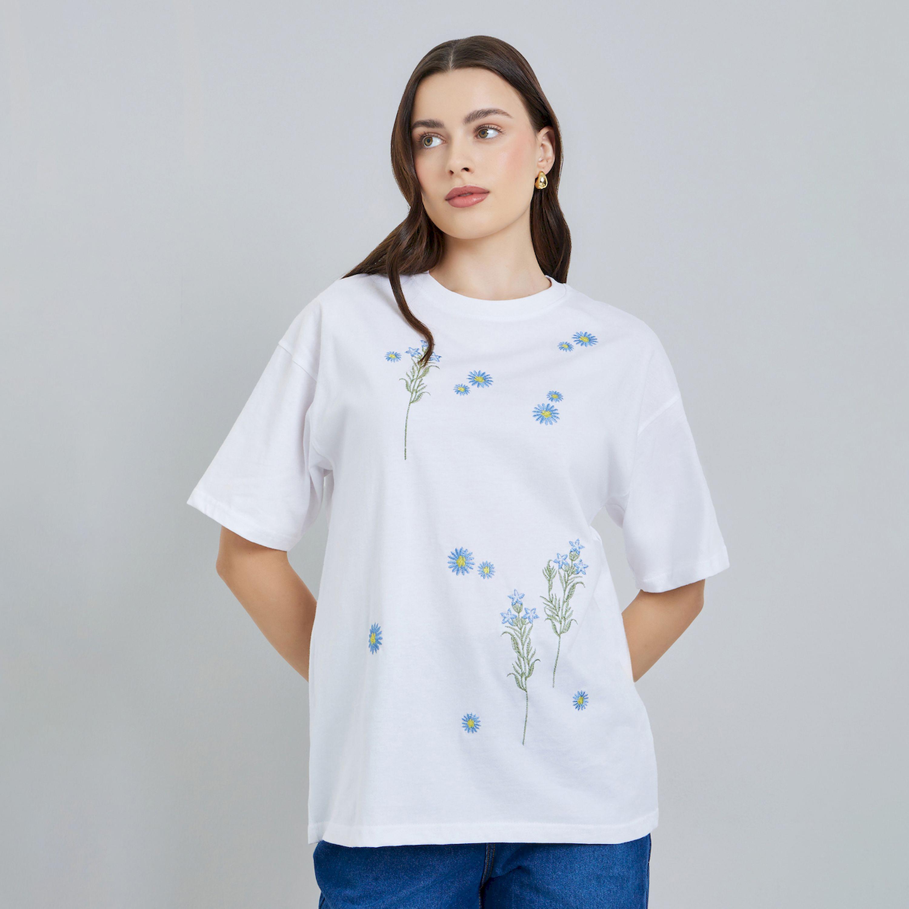 تيشيرت واسع بتفاصيل مُطرّزة بزهور-women-clothing-tshirts-image-1