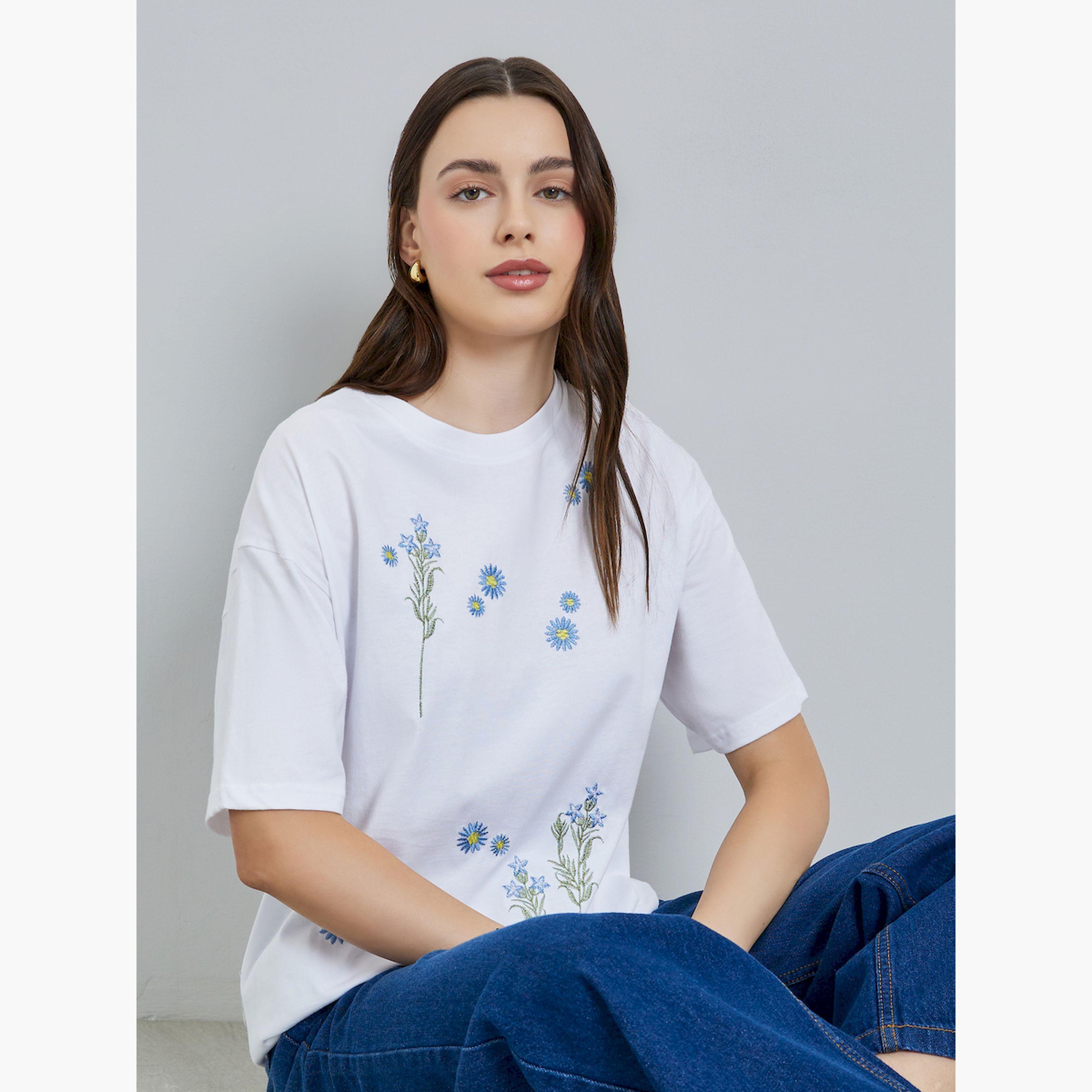 تيشيرت واسع بتفاصيل مُطرّزة بزهور-women-clothing-tshirts-image-3