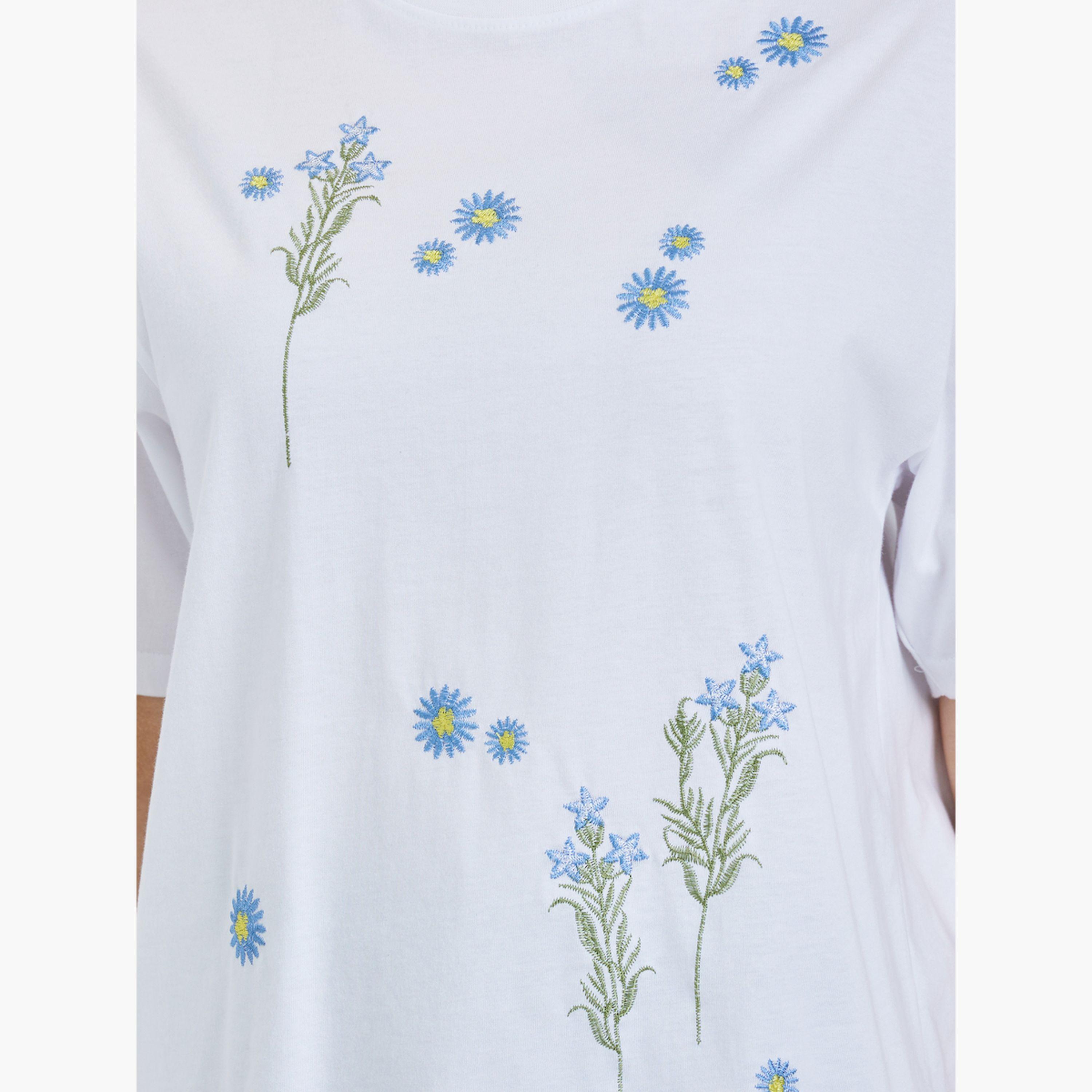 تيشيرت واسع بتفاصيل مُطرّزة بزهور-women-clothing-tshirts-image-5