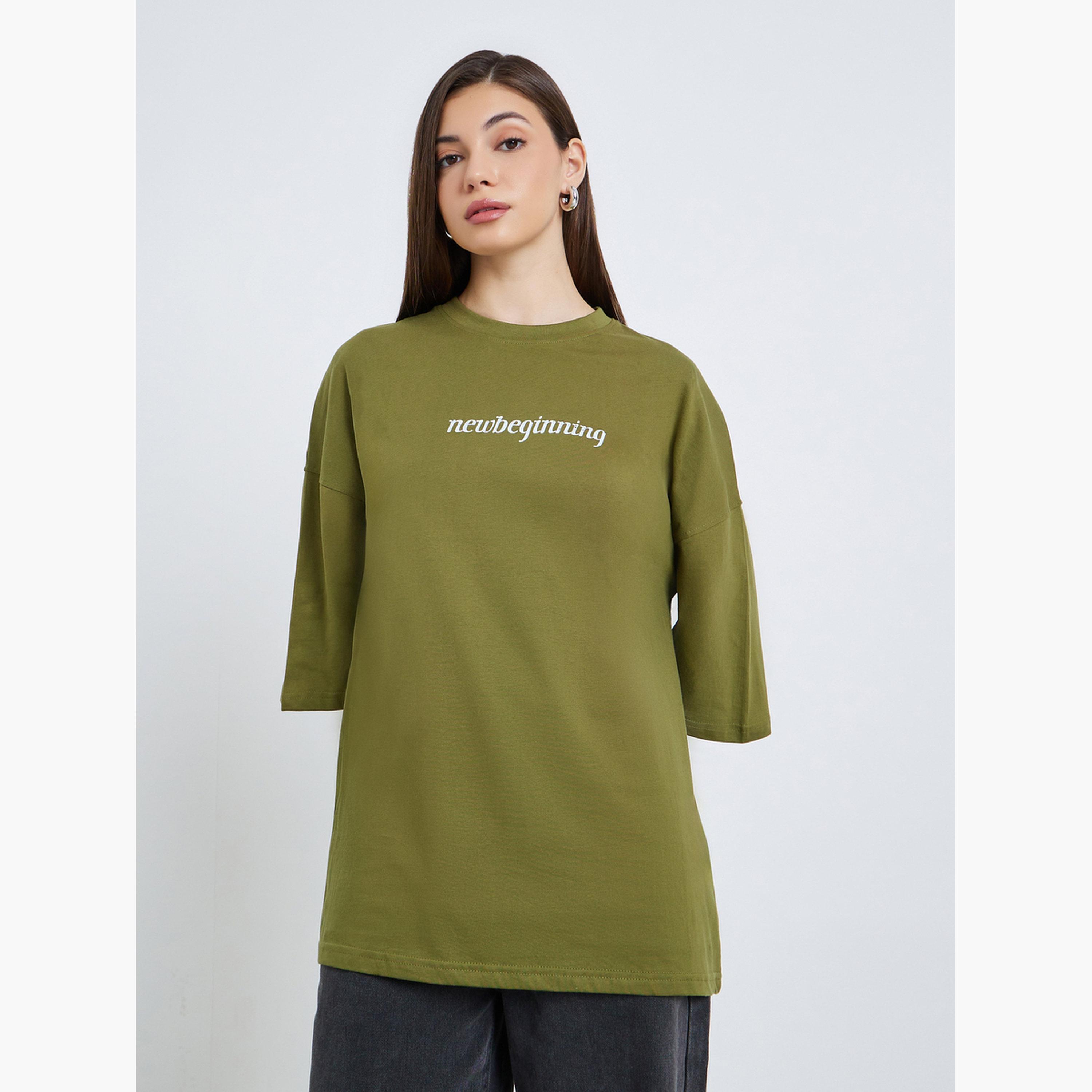 تيشيرت بطبعة شعار وقصة واسعة-women-clothing-tshirts-image-1