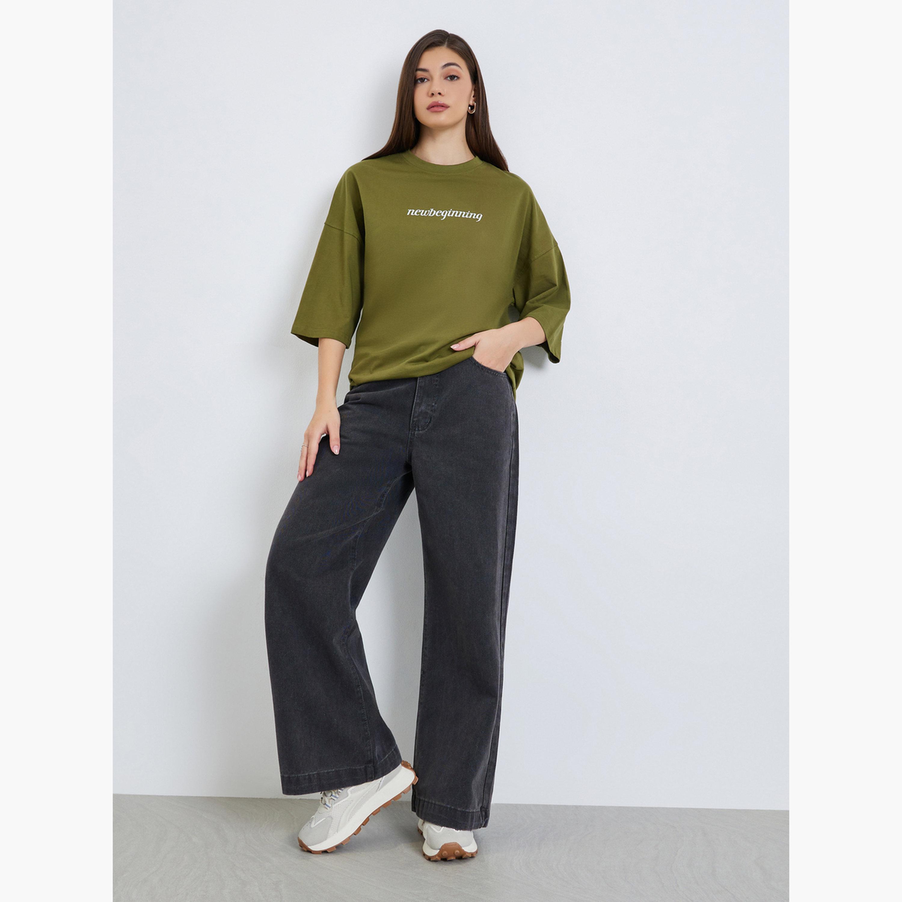 تيشيرت بطبعة شعار وقصة واسعة-women-clothing-tshirts-image-2