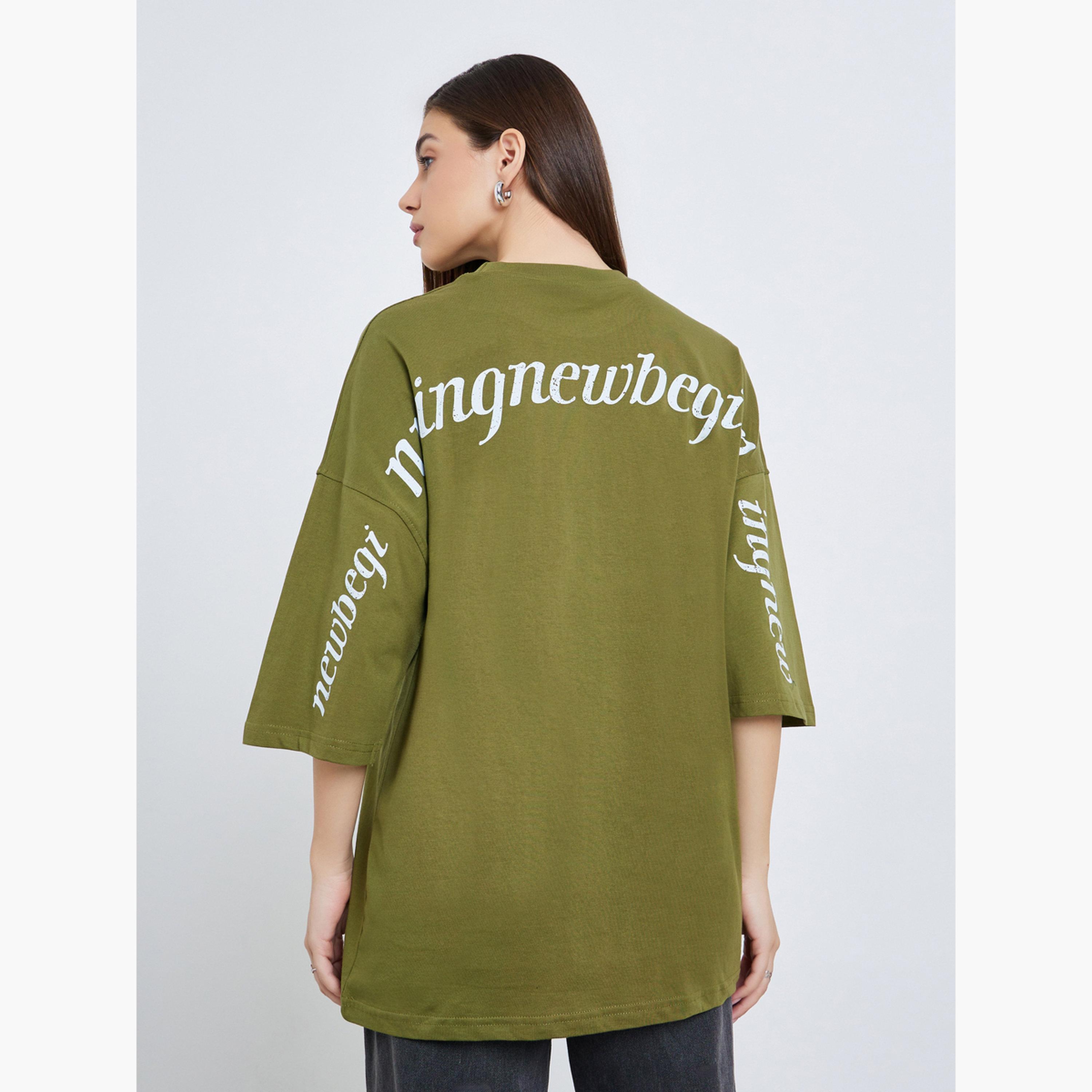 تيشيرت بطبعة شعار وقصة واسعة-women-clothing-tshirts-image-5