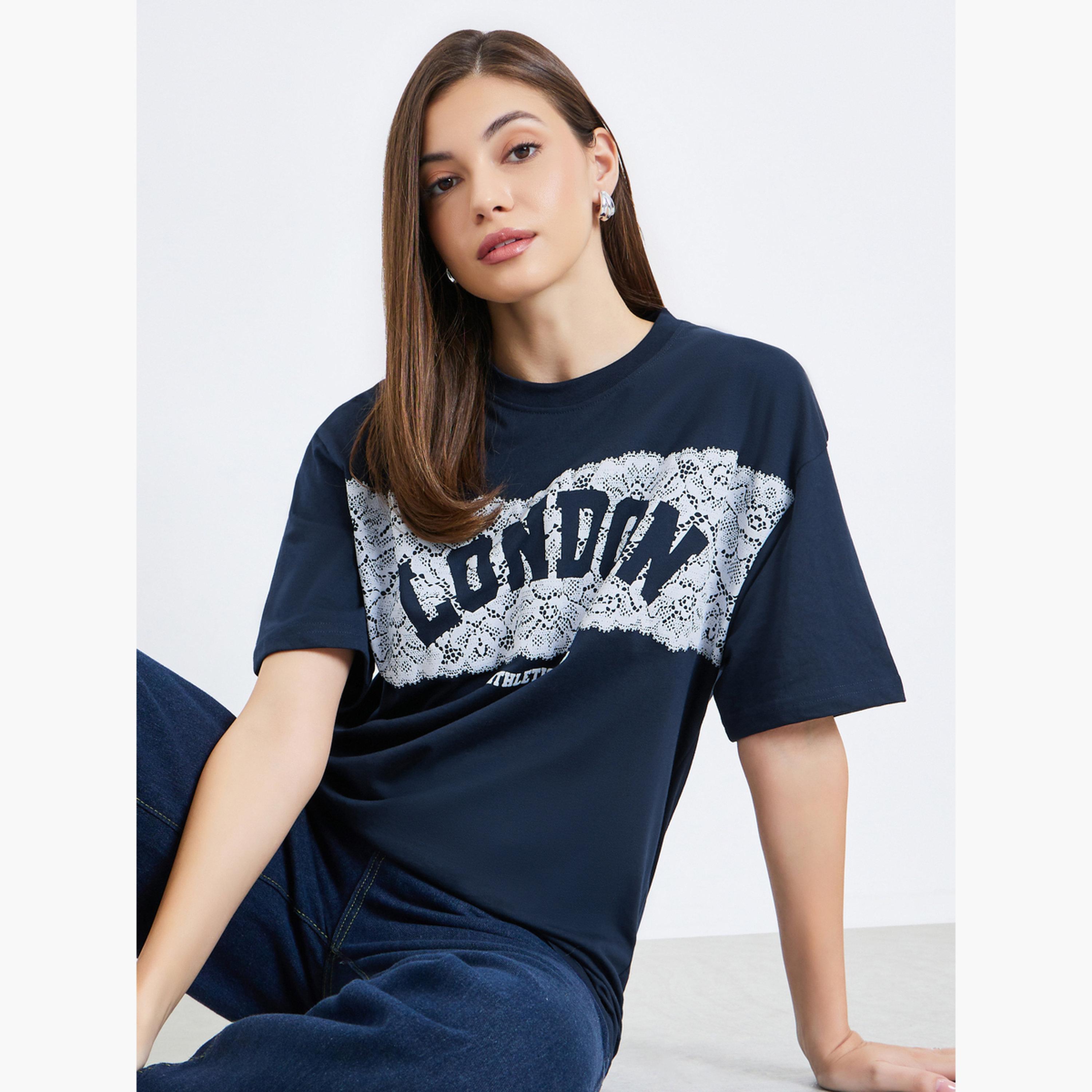 تيشيرت بشعار لندن وقصة واسعة-women-clothing-tshirts-image-3